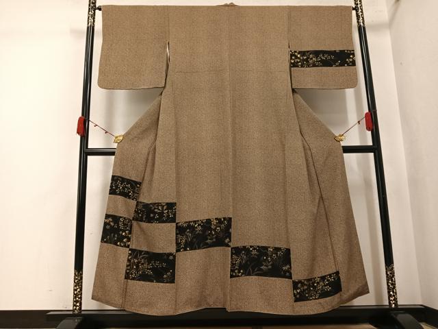 ■■■　サイズ　■■■ 身丈 150cm（肩から） 裄丈 64.5cm 袖丈 46.5cm　縫込み 5.5cm 袖幅 33cm 前幅 23.5cm 後幅 29.5cm 着物縫いこみ 内揚げ 6cm 裄 お袖側 約3cm　身頃側 約3cm ■■■　商品詳細　■■■ 【正絹】 状態は特に目立ったシミ汚れなどもなく大変良い状態です。 大変上質な逸品になります。 お安く出品致しますので、是非この機会にいかがでしょうか？ ■■■　注意事項　■■■ ■モニター発色の具合により色合いが異なる場合がございます。 ■寸法は多少の誤差が生じる場合がございますのでご了承ください。 ■縫込みの長さが左右非対称の場合は短い部分を記載しております。 左右非対称であってもご返品・お値引き等の保証は出来かねますので、ご了承の上ご購入をお願い致します。 ■シミ等のチェックには注意を払っておりますが、見落としがある場合もございますし、個人の見解も様々ですので神経質な方のご購入はお控えください。 ■箪笥に入っておりました着物や帯なので畳みシワや匂いがあるものもございます。 ■お休みは基本的に土日祝となりますが、その他臨時でお休みする場合がございますのでご了承ください。 ■商品の発送は平日のみの発送となります。 ■夜間と土曜、日曜日はお問い合わせの回答が遅れる場合がございます。 ■当店では、お直し、紋入れ、お手入れ等は承っておりません。 ■生地の状態（ヤケ、経年劣化等）によってはサイズ直しが出来ない場合がございます。 その点もどうかご了承のうえ、ご購入をお願いいたします。 ■弊社で取り扱う商品は一点ものにつき、時期や在庫状況に応じて金額が変更となる場合がございます。 ■検針は行っておりません。予めご了承いただきますようお願いいたします。 ■【洗える着物】と記載のある商品におきましては、商品お届け後に洗濯を行ってしまってからのご返品にはご対応しかねます。 念の為、専門店でのお手入れをお願いいたします。 ■写真に写っている物が全てになります。それ以外の付属品はございませんのでご了承ください。 ■状態に関する写真につきましては、掲載可能な写真枚数に限りがあるため、各箇所につき1枚参考画像を掲載しております。 ■着物のサイズ目安は下記を参考ください↓ ＜女性着物＞　お端折り次第で＋5cm　−1cmが着用可能サイズ 　例）身丈170cmの場合、身長160cm〜175cm ＜男性着物＞　身丈＋約25cm〜27cm程が適応身長 　例）身丈155cmの場合、身長180〜182cm