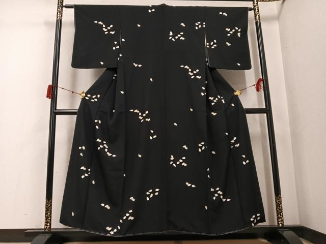 平和屋の平和屋着物●上質な小紋　夜桜　黒地　金彩　正絹　逸品　未使用　AABK2195ph｜アングル2