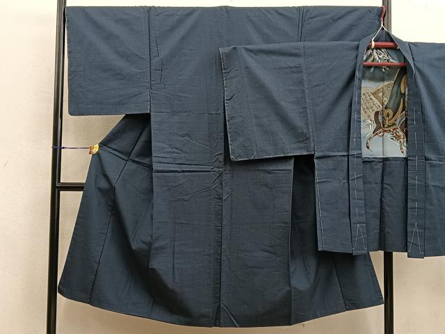 ■■■　サイズ　■■■ 【着物】 身丈 135cm（肩から） 裄丈 68.5cm 袖丈 48cm　縫込み 2.5cm 袖幅 34.5cm 前幅 24.5cm 後幅 30cm 着物縫いこみ 内揚げ 0cm 裄 お袖側 約2.5cm　身頃側 約2.5cm 【羽織】 身丈 88cm（肩から） 裄丈 69cm 袖丈 49.5cm　縫込み 3cm 袖幅 35.5cm 前幅 19.5cm 後幅 30.5cm 裄 お袖側 約1.5cm　身頃側 約2cm ■■■　商品詳細　■■■ 【正絹】 状態は特に目立ったシミ汚れなどもなく大変良い状態です。 大変上質な逸品になります。 お安く出品致しますので、是非この機会にいかがでしょうか？ ■■■　注意事項　■■■ ■モニター発色の具合により色合いが異なる場合がございます。 ■寸法は多少の誤差が生じる場合がございますのでご了承ください。 ■縫込みの長さが左右非対称の場合は短い部分を記載しております。 左右非対称であってもご返品・お値引き等の保証は出来かねますので、ご了承の上ご購入をお願い致します。 ■シミ等のチェックには注意を払っておりますが、見落としがある場合もございますし、個人の見解も様々ですので神経質な方のご購入はお控えください。 ■箪笥に入っておりました着物や帯なので畳みシワや匂いがあるものもございます。 ■お休みは基本的に土日祝となりますが、その他臨時でお休みする場合がございますのでご了承ください。 ■商品の発送は平日のみの発送となります。 ■夜間と土曜、日曜日はお問い合わせの回答が遅れる場合がございます。 ■当店では、お直し、紋入れ、お手入れ等は承っておりません。 ■生地の状態（ヤケ、経年劣化等）によってはサイズ直しが出来ない場合がございます。 その点もどうかご了承のうえ、ご購入をお願いいたします。 ■弊社で取り扱う商品は一点ものにつき、時期や在庫状況に応じて金額が変更となる場合がございます。 ■検針は行っておりません。予めご了承いただきますようお願いいたします。 ■【洗える着物】と記載のある商品におきましては、商品お届け後に洗濯を行ってしまってからのご返品にはご対応しかねます。 念の為、専門店でのお手入れをお願いいたします。 ■写真に写っている物が全てになります。それ以外の付属品はございませんのでご了承ください。 ■状態に関する写真につきましては、掲載可能な写真枚数に限りがあるため、各箇所につき1枚参考画像を掲載しております。 ■着物のサイズ目安は下記を参考ください↓ ＜女性着物＞　お端折り次第で＋5cm　−1cmが着用可能サイズ 　例）身丈170cmの場合、身長160cm〜175cm ＜男性着物＞　身丈＋約25cm〜27cm程が適応身長 　例）身丈155cmの場合、身長180〜182cm