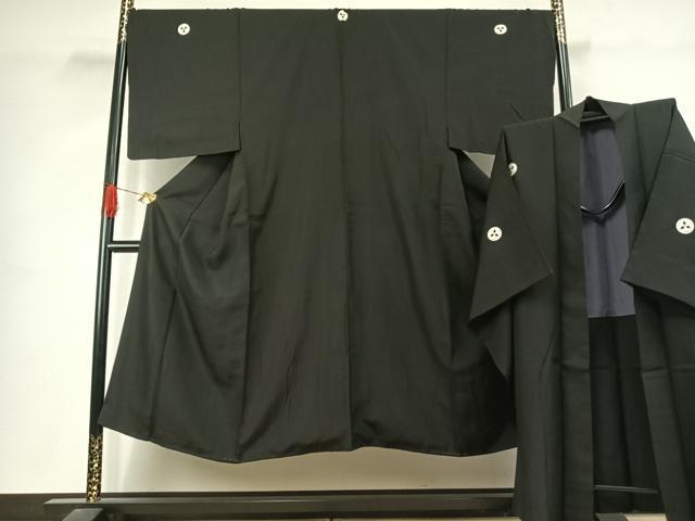 ■■■　サイズ　■■■ 【着物】 身丈 143cm（肩から） 裄丈 70cm 袖丈 52cm　縫込み 4cm 袖幅 35cm 前幅 27cm 後幅 33cm 着物縫いこみ 内揚げ 5cm 裄 お袖側 約2cm　身頃側 約1cm 【羽織】 身丈 104cm（肩から） 裄丈 70cm 袖丈 52cm　縫込み 3.5cm 袖幅 35.5cm 前幅 22cm 後幅 32cm 裄 お袖側 約1cm　身頃側 約3cm ■■■　商品詳細　■■■ 【正絹・五つ紋】 着物の状態は接写画像のように衿裏に薄い汚れがございますが その他特に目立ったシミ汚れなどもなく大変良い状態です。 羽織の状態は接写画像のように後身頃・両袖に薄い汚れがございますが その他特に目立ったシミ汚れなどもなく大変良い状態です。 大変上質な逸品になります。 お安く出品致しますので、是非この機会にいかがでしょうか？ ■■■　注意事項　■■■ ■モニター発色の具合により色合いが異なる場合がございます。 ■寸法は多少の誤差が生じる場合がございますのでご了承ください。 ■縫込みの長さが左右非対称の場合は短い部分を記載しております。 左右非対称であってもご返品・お値引き等の保証は出来かねますので、ご了承の上ご購入をお願い致します。 ■シミ等のチェックには注意を払っておりますが、見落としがある場合もございますし、個人の見解も様々ですので神経質な方のご購入はお控えください。 ■箪笥に入っておりました着物や帯なので畳みシワや匂いがあるものもございます。 ■お休みは基本的に土日祝となりますが、その他臨時でお休みする場合がございますのでご了承ください。 ■商品の発送は平日のみの発送となります。 ■夜間と土曜、日曜日はお問い合わせの回答が遅れる場合がございます。 ■当店では、お直し、紋入れ、お手入れ等は承っておりません。 ■生地の状態（ヤケ、経年劣化等）によってはサイズ直しが出来ない場合がございます。 その点もどうかご了承のうえ、ご購入をお願いいたします。 ■弊社で取り扱う商品は一点ものにつき、時期や在庫状況に応じて金額が変更となる場合がございます。 ■検針は行っておりません。予めご了承いただきますようお願いいたします。 ■【洗える着物】と記載のある商品におきましては、商品お届け後に洗濯を行ってしまってからのご返品にはご対応しかねます。 念の為、専門店でのお手入れをお願いいたします。 ■写真に写っている物が全てになります。それ以外の付属品はございませんのでご了承ください。 ■状態に関する写真につきましては、掲載可能な写真枚数に限りがあるため、各箇所につき1枚参考画像を掲載しております。 ■着物のサイズ目安は下記を参考ください↓ ＜女性着物＞　お端折り次第で＋5cm　−1cmが着用可能サイズ 　例）身丈170cmの場合、身長160cm〜175cm ＜男性着物＞　身丈＋約25cm〜27cm程が適応身長 　例）身丈155cmの場合、身長180〜182cm