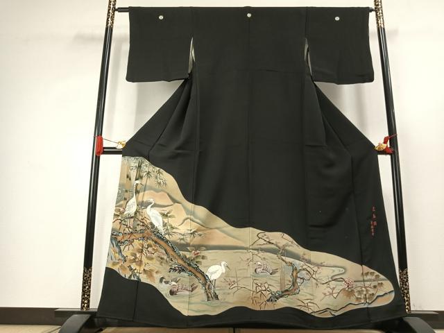 ■■■　サイズ　■■■ 身丈 159cm（肩から） 裄丈 62cm 袖丈 44cm　縫込み 3cm 袖幅 32cm 前幅 25cm 後幅 29cm 着物縫いこみ 内揚げ 4cm 裄 お袖側 約1cm　身頃側 約3.5cm ■■■　商品詳細　■■■ 【正絹・五つ紋・比翼仕立て】 状態は接写画像のように下前・衿山・比翼衿に薄い汚れがございますが その他特に目立ったシミ汚れなどもなく大変良い状態です。 大変上質な逸品になります。 お安く出品致しますので、是非この機会にいかがでしょうか？ ■■■　注意事項　■■■ ■モニター発色の具合により色合いが異なる場合がございます。 ■寸法は多少の誤差が生じる場合がございますのでご了承ください。 ■縫込みの長さが左右非対称の場合は短い部分を記載しております。 左右非対称であってもご返品・お値引き等の保証は出来かねますので、ご了承の上ご購入をお願い致します。 ■シミ等のチェックには注意を払っておりますが、見落としがある場合もございますし、個人の見解も様々ですので神経質な方のご購入はお控えください。 ■箪笥に入っておりました着物や帯なので畳みシワや匂いがあるものもございます。 ■お休みは基本的に土日祝となりますが、その他臨時でお休みする場合がございますのでご了承ください。 ■商品の発送は平日のみの発送となります。 ■夜間と土曜、日曜日はお問い合わせの回答が遅れる場合がございます。 ■当店では、お直し、紋入れ、お手入れ等は承っておりません。 ■生地の状態（ヤケ、経年劣化等）によってはサイズ直しが出来ない場合がございます。 その点もどうかご了承のうえ、ご購入をお願いいたします。 ■弊社で取り扱う商品は一点ものにつき、時期や在庫状況に応じて金額が変更となる場合がございます。 ■検針は行っておりません。予めご了承いただきますようお願いいたします。 ■【洗える着物】と記載のある商品におきましては、商品お届け後に洗濯を行ってしまってからのご返品にはご対応しかねます。 念の為、専門店でのお手入れをお願いいたします。 ■写真に写っている物が全てになります。それ以外の付属品はございませんのでご了承ください。 ■状態に関する写真につきましては、掲載可能な写真枚数に限りがあるため、各箇所につき1枚参考画像を掲載しております。 ■着物のサイズ目安は下記を参考ください↓ ＜女性着物＞　お端折り次第で＋5cm　−1cmが着用可能サイズ 　例）身丈170cmの場合、身長160cm〜175cm ＜男性着物＞　身丈＋約25cm〜27cm程が適応身長 　例）身丈155cmの場合、身長180〜182cm