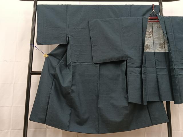 ■■■　サイズ　■■■ 【着物】 身丈 159cm（肩から） 裄丈 68cm 袖丈 50cm　縫込み 4cm 袖幅 34.5cm 前幅 24.5cm 後幅 30.5cm 着物縫いこみ 内揚げ 0cm 裄 お袖側 約2cm　身頃側 約2cm 【羽織】 身丈 90cm（肩から） 裄丈 69cm 袖丈 50cm　縫込み 4cm 袖幅 35cm 前幅 18cm 後幅 31.5cm 裄 お袖側 約2cm　身頃側 約2cm ■■■　商品詳細　■■■ 【正絹】 状態は特に目立ったシミ汚れなどもなく大変良い状態です。 大変上質な逸品になります。 お安く出品致しますので、是非この機会にいかがでしょうか？ ■■■　注意事項　■■■ ■モニター発色の具合により色合いが異なる場合がございます。 ■寸法は多少の誤差が生じる場合がございますのでご了承ください。 ■縫込みの長さが左右非対称の場合は短い部分を記載しております。 左右非対称であってもご返品・お値引き等の保証は出来かねますので、ご了承の上ご購入をお願い致します。 ■シミ等のチェックには注意を払っておりますが、見落としがある場合もございますし、個人の見解も様々ですので神経質な方のご購入はお控えください。 ■箪笥に入っておりました着物や帯なので畳みシワや匂いがあるものもございます。 ■お休みは基本的に土日祝となりますが、その他臨時でお休みする場合がございますのでご了承ください。 ■商品の発送は平日のみの発送となります。 ■夜間と土曜、日曜日はお問い合わせの回答が遅れる場合がございます。 ■当店では、お直し、紋入れ、お手入れ等は承っておりません。 ■生地の状態（ヤケ、経年劣化等）によってはサイズ直しが出来ない場合がございます。 その点もどうかご了承のうえ、ご購入をお願いいたします。 ■弊社で取り扱う商品は一点ものにつき、時期や在庫状況に応じて金額が変更となる場合がございます。 ■検針は行っておりません。予めご了承いただきますようお願いいたします。 ■【洗える着物】と記載のある商品におきましては、商品お届け後に洗濯を行ってしまってからのご返品にはご対応しかねます。 念の為、専門店でのお手入れをお願いいたします。 ■写真に写っている物が全てになります。それ以外の付属品はございませんのでご了承ください。 ■状態に関する写真につきましては、掲載可能な写真枚数に限りがあるため、各箇所につき1枚参考画像を掲載しております。 ■着物のサイズ目安は下記を参考ください↓ ＜女性着物＞　お端折り次第で＋5cm　−1cmが着用可能サイズ 　例）身丈170cmの場合、身長160cm〜175cm ＜男性着物＞　身丈＋約25cm〜27cm程が適応身長 　例）身丈155cmの場合、身長180〜182cm