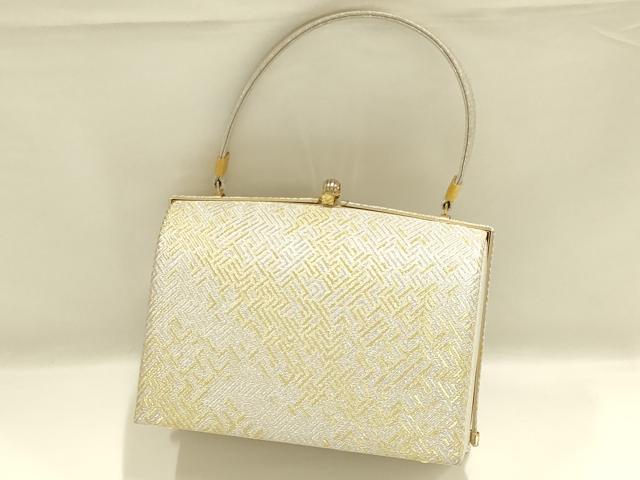 ■■■　サイズ　■■■ 【バッグ】 横　　　21cm 縦　　　15cm　取っ手込み　29cm 奥行き　9.5cm ■■■　商品詳細　■■■ 状態は参考画像のように所々に薄い汚れがございます。 大変上質な逸品になります。 お安く出品致しますので、是非この機会にいかがでしょうか？ ■■■　注意事項　■■■ ■モニター発色の具合により色合いが異なる場合がございます。 ■寸法は多少の誤差が生じる場合がございますのでご了承ください。 ■縫込みの長さが左右非対称の場合は短い部分を記載しております。 左右非対称であってもご返品・お値引き等の保証は出来かねますので、ご了承の上ご購入をお願い致します。 ■シミ等のチェックには注意を払っておりますが、見落としがある場合もございますし、個人の見解も様々ですので神経質な方のご購入はお控えください。 ■箪笥に入っておりました着物や帯なので畳みシワや匂いがあるものもございます。 ■お休みは基本的に土日祝となりますが、その他臨時でお休みする場合がございますのでご了承ください。 ■商品の発送は平日のみの発送となります。 ■夜間と土曜、日曜日はお問い合わせの回答が遅れる場合がございます。 ■当店では、お直し、紋入れ、お手入れ等は承っておりません。 ■生地の状態（ヤケ、経年劣化等）によってはサイズ直しが出来ない場合がございます。 その点もどうかご了承のうえ、ご購入をお願いいたします。 ■弊社で取り扱う商品は一点ものにつき、時期や在庫状況に応じて金額が変更となる場合がございます。 ■検針は行っておりません。予めご了承いただきますようお願いいたします。 ■【洗える着物】と記載のある商品におきましては、商品お届け後に洗濯を行ってしまってからのご返品にはご対応しかねます。 念の為、専門店でのお手入れをお願いいたします。 ■写真に写っている物が全てになります。それ以外の付属品はございませんのでご了承ください。 ■状態に関する写真につきましては、掲載可能な写真枚数に限りがあるため、各箇所につき1枚参考画像を掲載しております。 ■着物のサイズ目安は下記を参考ください↓ ＜女性着物＞　お端折り次第で＋5cm　−1cmが着用可能サイズ 　例）身丈170cmの場合、身長160cm〜175cm ＜男性着物＞　身丈＋約25cm〜27cm程が適応身長 　例）身丈155cmの場合、身長180〜182cm