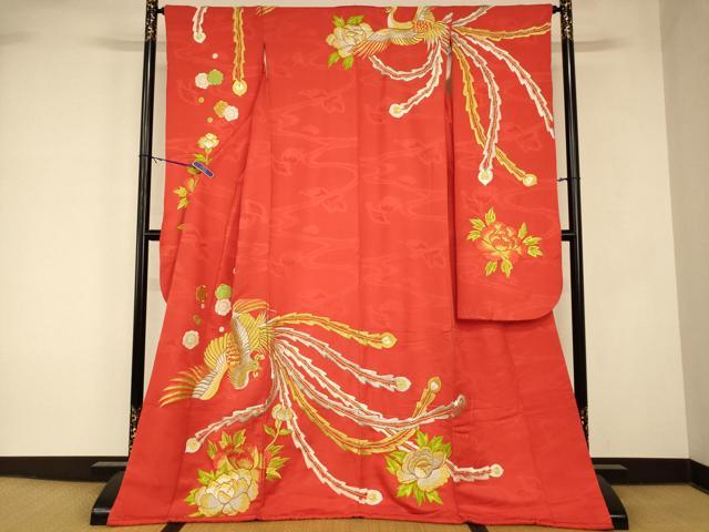 ■■■　サイズ　■■■ 身丈 170.5cm（肩から） 裄丈 63cm 袖丈 104cm　縫込み 1cm 袖幅 31cm 前幅 26.5cm 後幅 30cm 着物縫いこみ 内揚げ 0cm 裄 お袖側 約1cm　身頃側 約1.5cm ■■■　商品詳細　■■■ 【正絹・ふき綿仕立て・比翼仕立て】 状態は接写画像のように左袖前後・下前・衿・衿山・八掛に薄い汚れ、袖裏・比翼衿にペン書きがございますが その他特に目立ったシミ汚れなどもなく大変良い状態です。 大変上質な逸品になります。 お安く出品致しますので、是非この機会にいかがでしょうか？ ■■■　注意事項　■■■ ■モニター発色の具合により色合いが異なる場合がございます。 ■寸法は多少の誤差が生じる場合がございますのでご了承ください。 ■縫込みの長さが左右非対称の場合は短い部分を記載しております。 左右非対称であってもご返品・お値引き等の保証は出来かねますので、ご了承の上ご購入をお願い致します。 ■シミ等のチェックには注意を払っておりますが、見落としがある場合もございますし、個人の見解も様々ですので神経質な方のご購入はお控えください。 ■箪笥に入っておりました着物や帯なので畳みシワや匂いがあるものもございます。 ■お休みは基本的に土日祝となりますが、その他臨時でお休みする場合がございますのでご了承ください。 ■商品の発送は平日のみの発送となります。 ■夜間と土曜、日曜日はお問い合わせの回答が遅れる場合がございます。 ■当店では、お直し、紋入れ、お手入れ等は承っておりません。 ■生地の状態（ヤケ、経年劣化等）によってはサイズ直しが出来ない場合がございます。 その点もどうかご了承のうえ、ご購入をお願いいたします。 ■弊社で取り扱う商品は一点ものにつき、時期や在庫状況に応じて金額が変更となる場合がございます。 ■検針は行っておりません。予めご了承いただきますようお願いいたします。 ■【洗える着物】と記載のある商品におきましては、商品お届け後に洗濯を行ってしまってからのご返品にはご対応しかねます。 念の為、専門店でのお手入れをお願いいたします。 ■写真に写っている物が全てになります。それ以外の付属品はございませんのでご了承ください。 ■状態に関する写真につきましては、掲載可能な写真枚数に限りがあるため、各箇所につき1枚参考画像を掲載しております。 ■着物のサイズ目安は下記を参考ください↓ ＜女性着物＞　お端折り次第で＋5cm　−1cmが着用可能サイズ 　例）身丈170cmの場合、身長160cm〜175cm ＜男性着物＞　身丈＋約25cm〜27cm程が適応身長 　例）身丈155cmの場合、身長180〜182cm