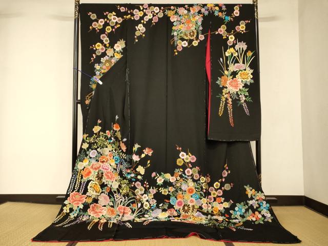 ■■■　サイズ　■■■ 反幅　36.5cm　八掛付き ※ご自身でお好みのサイズに仕立ててお召になっていただけます。 ■■■　商品詳細　■■■ 【正絹】 状態は接写画像のように後身頃・袖裏・胴裏に薄い汚れがございますが その他特に目立ったシミ汚れなどもなく大変良い状態です。 大変上質な逸品になります。 お安く出品致しますので、是非この機会にいかがでしょうか？ ■■■　注意事項　■■■ ■モニター発色の具合により色合いが異なる場合がございます。 ■寸法は多少の誤差が生じる場合がございますのでご了承ください。 ■縫込みの長さが左右非対称の場合は短い部分を記載しております。 左右非対称であってもご返品・お値引き等の保証は出来かねますので、ご了承の上ご購入をお願い致します。 ■シミ等のチェックには注意を払っておりますが、見落としがある場合もございますし、個人の見解も様々ですので神経質な方のご購入はお控えください。 ■箪笥に入っておりました着物や帯なので畳みシワや匂いがあるものもございます。 ■お休みは基本的に土日祝となりますが、その他臨時でお休みする場合がございますのでご了承ください。 ■商品の発送は平日のみの発送となります。 ■夜間と土曜、日曜日はお問い合わせの回答が遅れる場合がございます。 ■当店では、お直し、紋入れ、お手入れ等は承っておりません。 ■生地の状態（ヤケ、経年劣化等）によってはサイズ直しが出来ない場合がございます。 その点もどうかご了承のうえ、ご購入をお願いいたします。 ■弊社で取り扱う商品は一点ものにつき、時期や在庫状況に応じて金額が変更となる場合がございます。 ■検針は行っておりません。予めご了承いただきますようお願いいたします。 ■【洗える着物】と記載のある商品におきましては、商品お届け後に洗濯を行ってしまってからのご返品にはご対応しかねます。 念の為、専門店でのお手入れをお願いいたします。 ■写真に写っている物が全てになります。それ以外の付属品はございませんのでご了承ください。 ■状態に関する写真につきましては、掲載可能な写真枚数に限りがあるため、各箇所につき1枚参考画像を掲載しております。 ■着物のサイズ目安は下記を参考ください↓ ＜女性着物＞　お端折り次第で＋5cm　−1cmが着用可能サイズ 　例）身丈170cmの場合、身長160cm〜175cm ＜男性着物＞　身丈＋約25cm〜27cm程が適応身長 　例）身丈155cmの場合、身長180〜182cm