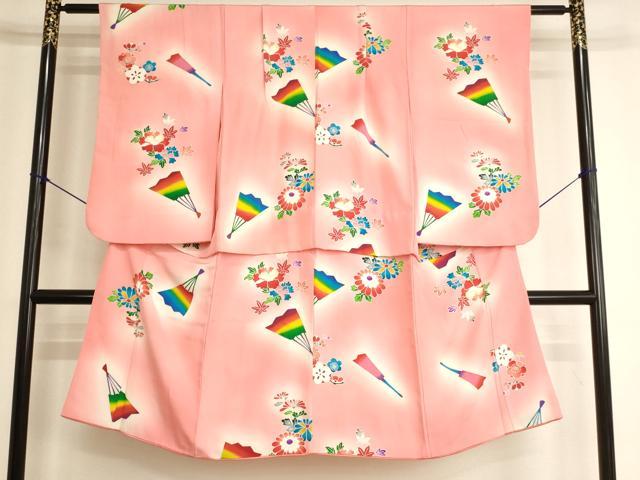 ■■■　サイズ　■■■ 【祝着】 身丈 119.5cm（肩から） 裄丈 56.5cm（肩上げ　1.5cm） 袖丈 66cm　縫込み 2.5cm 袖幅 32.5cm 前幅 22cm 後幅 28cm 着物縫いこみ 内揚げ 0cm （腰上げ　11cm） 裄 お袖側 約3cm　身頃側 約5.5cm ■■■　商品詳細　■■■ 着物【正絹】の状態は接写画像のように両袖・胴裏に汚れがございますが その他特に目立ったシミ汚れなどもなく大変良い状態です。 大変上質な逸品になります。 お安く出品致しますので、是非この機会にいかがでしょうか？ ■■■　注意事項　■■■ ■モニター発色の具合により色合いが異なる場合がございます。 ■寸法は多少の誤差が生じる場合がございますのでご了承ください。 ■縫込みの長さが左右非対称の場合は短い部分を記載しております。 左右非対称であってもご返品・お値引き等の保証は出来かねますので、ご了承の上ご購入をお願い致します。 ■シミ等のチェックには注意を払っておりますが、見落としがある場合もございますし、個人の見解も様々ですので神経質な方のご購入はお控えください。 ■箪笥に入っておりました着物や帯なので畳みシワや匂いがあるものもございます。 ■お休みは基本的に土日祝となりますが、その他臨時でお休みする場合がございますのでご了承ください。 ■商品の発送は平日のみの発送となります。 ■夜間と土曜、日曜日はお問い合わせの回答が遅れる場合がございます。 ■当店では、お直し、紋入れ、お手入れ等は承っておりません。 ■生地の状態（ヤケ、経年劣化等）によってはサイズ直しが出来ない場合がございます。 その点もどうかご了承のうえ、ご購入をお願いいたします。 ■弊社で取り扱う商品は一点ものにつき、時期や在庫状況に応じて金額が変更となる場合がございます。 ■検針は行っておりません。予めご了承いただきますようお願いいたします。 ■【洗える着物】と記載のある商品におきましては、商品お届け後に洗濯を行ってしまってからのご返品にはご対応しかねます。 念の為、専門店でのお手入れをお願いいたします。 ■写真に写っている物が全てになります。それ以外の付属品はございませんのでご了承ください。 ■状態に関する写真につきましては、掲載可能な写真枚数に限りがあるため、各箇所につき1枚参考画像を掲載しております。 ■着物のサイズ目安は下記を参考ください↓ ＜女性着物＞　お端折り次第で＋5cm　−1cmが着用可能サイズ 　例）身丈170cmの場合、身長160cm〜175cm ＜男性着物＞　身丈＋約25cm〜27cm程が適応身長 　例）身丈155cmの場合、身長180〜182cm