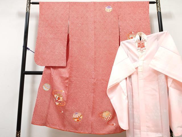 ■■■　サイズ　■■■ 【祝着】 身丈 135cm（肩から） 裄丈 59cm（肩上げ　0cm） 袖丈 72cm　縫込み 2cm 袖幅 33cm 前幅 19cm 後幅 27cm 着物縫いこみ 内揚げ 0cm （腰上げ　0cm） 裄 お袖側 約2.5cm　身頃側 約0cm 【長襦袢】 身丈 103.5cm（肩から） 裄丈 57cm（肩上げ　0cm） 袖丈 73.5cm　縫込み 1.5cm 袖幅 31.5cm 前幅 28cm 後幅 26cm 着物縫いこみ 内揚げ 0cm （腰上げ　0cm） 裄 お袖側 約1cm　身頃側 約0cm ■■■　商品詳細　■■■ 着物【正絹】の 状態は接写画像のように下前に薄い汚れがございますがその他特に目立ったシミ汚れなどもなく大変良い状態です。 長襦袢【化繊】の 状態は特に目立ったシミ汚れなどもなく大変良い状態です。 大変上質な逸品になります。 お安く出品致しますので、是非この機会にいかがでしょうか？ ※着物・襦袢共に肩上げと腰上げがされておりません。 ※長襦袢の前幅が後幅よりも大きい仕立てになっておりますので、ご確認の上ご入札くださいませ。 ※襦袢の袖丈が着物よりも大きい仕立てになっておりますので、ご確認の上ご入札くださいませ。 ■■■　注意事項　■■■ ■モニター発色の具合により色合いが異なる場合がございます。 ■寸法は多少の誤差が生じる場合がございますのでご了承ください。 ■縫込みの長さが左右非対称の場合は短い部分を記載しております。 左右非対称であってもご返品・お値引き等の保証は出来かねますので、ご了承の上ご購入をお願い致します。 ■シミ等のチェックには注意を払っておりますが、見落としがある場合もございますし、個人の見解も様々ですので神経質な方のご購入はお控えください。 ■箪笥に入っておりました着物や帯なので畳みシワや匂いがあるものもございます。 ■お休みは基本的に土日祝となりますが、その他臨時でお休みする場合がございますのでご了承ください。 ■商品の発送は平日のみの発送となります。 ■夜間と土曜、日曜日はお問い合わせの回答が遅れる場合がございます。 ■当店では、お直し、紋入れ、お手入れ等は承っておりません。 ■生地の状態（ヤケ、経年劣化等）によってはサイズ直しが出来ない場合がございます。 その点もどうかご了承のうえ、ご購入をお願いいたします。 ■弊社で取り扱う商品は一点ものにつき、時期や在庫状況に応じて金額が変更となる場合がございます。 ■検針は行っておりません。予めご了承いただきますようお願いいたします。 ■【洗える着物】と記載のある商品におきましては、商品お届け後に洗濯を行ってしまってからのご返品にはご対応しかねます。 念の為、専門店でのお手入れをお願いいたします。 ■写真に写っている物が全てになります。それ以外の付属品はございませんのでご了承ください。 ■状態に関する写真につきましては、掲載可能な写真枚数に限りがあるため、各箇所につき1枚参考画像を掲載しております。 ■着物のサイズ目安は下記を参考ください↓ ＜女性着物＞　お端折り次第で＋5cm　−1cmが着用可能サイズ 　例）身丈170cmの場合、身長160cm〜175cm ＜男性着物＞　身丈＋約25cm〜27cm程が適応身長 　例）身丈155cmの場合、身長180〜182cm