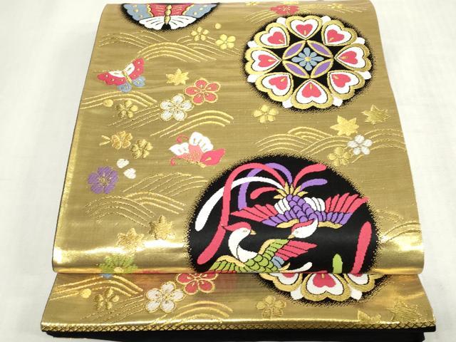 ■■■　サイズ　■■■ 長さ 428cm　幅 28.5cm程 ■■■　商品詳細　■■■ 【正絹・未仕立て】 状態は1,2回程しか締めておりませんが 接写画像のように手先・裏地に薄い汚れがございます。 その他特に目立ったシミ汚れなどもなく大変良い状態です。 大変上質な逸品になります。 お安く出品致しますので、是非この機会にいかがでしょうか？ ■■■　注意事項　■■■ ■モニター発色の具合により色合いが異なる場合がございます。 ■寸法は多少の誤差が生じる場合がございますのでご了承ください。 ■縫込みの長さが左右非対称の場合は短い部分を記載しております。 左右非対称であってもご返品・お値引き等の保証は出来かねますので、ご了承の上ご購入をお願い致します。 ■シミ等のチェックには注意を払っておりますが、見落としがある場合もございますし、個人の見解も様々ですので神経質な方のご購入はお控えください。 ■箪笥に入っておりました着物や帯なので畳みシワや匂いがあるものもございます。 ■お休みは基本的に土日祝となりますが、その他臨時でお休みする場合がございますのでご了承ください。 ■商品の発送は平日のみの発送となります。 ■夜間と土曜、日曜日はお問い合わせの回答が遅れる場合がございます。 ■当店では、お直し、紋入れ、お手入れ等は承っておりません。 ■生地の状態（ヤケ、経年劣化等）によってはサイズ直しが出来ない場合がございます。 その点もどうかご了承のうえ、ご購入をお願いいたします。 ■弊社で取り扱う商品は一点ものにつき、時期や在庫状況に応じて金額が変更となる場合がございます。 ■検針は行っておりません。予めご了承いただきますようお願いいたします。 ■【洗える着物】と記載のある商品におきましては、商品お届け後に洗濯を行ってしまってからのご返品にはご対応しかねます。 念の為、専門店でのお手入れをお願いいたします。 ■写真に写っている物が全てになります。それ以外の付属品はございませんのでご了承ください。 ■状態に関する写真につきましては、掲載可能な写真枚数に限りがあるため、各箇所につき1枚参考画像を掲載しております。 ■着物のサイズ目安は下記を参考ください↓ ＜女性着物＞　お端折り次第で＋5cm　−1cmが着用可能サイズ 　例）身丈170cmの場合、身長160cm〜175cm ＜男性着物＞　身丈＋約25cm〜27cm程が適応身長 　例）身丈155cmの場合、身長180〜182cm