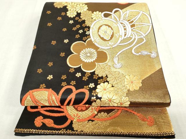■■■　サイズ　■■■ 長さ 410cm　幅 26cm程 ■■■　商品詳細　■■■ 【正絹・芯なし】 状態は1,2回程しか締めておりませんが 接写画像のように裏地に薄い汚れがございます。 その他特に目立ったシミ汚れなどもなく大変良い状態です。 着用時には見えない部分になりますのであまり気にならずお召になれるかと思います。 大変上質な逸品になります。 お安く出品致しますので、是非この機会にいかがでしょうか？ ■■■　注意事項　■■■ ■モニター発色の具合により色合いが異なる場合がございます。 ■寸法は多少の誤差が生じる場合がございますのでご了承ください。 ■縫込みの長さが左右非対称の場合は短い部分を記載しております。 左右非対称であってもご返品・お値引き等の保証は出来かねますので、ご了承の上ご購入をお願い致します。 ■シミ等のチェックには注意を払っておりますが、見落としがある場合もございますし、個人の見解も様々ですので神経質な方のご購入はお控えください。 ■箪笥に入っておりました着物や帯なので畳みシワや匂いがあるものもございます。 ■お休みは基本的に土日祝となりますが、その他臨時でお休みする場合がございますのでご了承ください。 ■商品の発送は平日のみの発送となります。 ■夜間と土曜、日曜日はお問い合わせの回答が遅れる場合がございます。 ■当店では、お直し、紋入れ、お手入れ等は承っておりません。 ■生地の状態（ヤケ、経年劣化等）によってはサイズ直しが出来ない場合がございます。 その点もどうかご了承のうえ、ご購入をお願いいたします。 ■弊社で取り扱う商品は一点ものにつき、時期や在庫状況に応じて金額が変更となる場合がございます。 ■検針は行っておりません。予めご了承いただきますようお願いいたします。 ■【洗える着物】と記載のある商品におきましては、商品お届け後に洗濯を行ってしまってからのご返品にはご対応しかねます。 念の為、専門店でのお手入れをお願いいたします。 ■写真に写っている物が全てになります。それ以外の付属品はございませんのでご了承ください。 ■状態に関する写真につきましては、掲載可能な写真枚数に限りがあるため、各箇所につき1枚参考画像を掲載しております。 ■着物のサイズ目安は下記を参考ください↓ ＜女性着物＞　お端折り次第で＋5cm　−1cmが着用可能サイズ 　例）身丈170cmの場合、身長160cm〜175cm ＜男性着物＞　身丈＋約25cm〜27cm程が適応身長 　例）身丈155cmの場合、身長180〜182cm