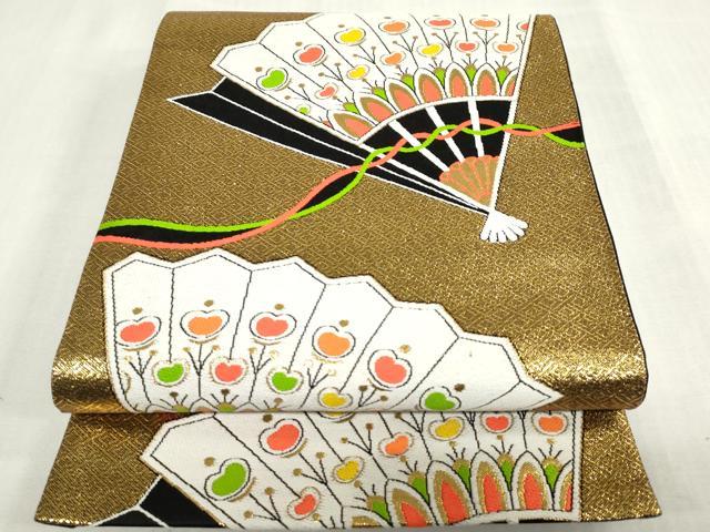 ■■■　サイズ　■■■ 長さ 408cm　幅 26cm程 ■■■　商品詳細　■■■ 【正絹・芯なし】 状態は接写画像のように表地所々に薄い汚れがございます。 大変上質な逸品になりますので 気になる方はお手入れをされてお召しになられてはいかがでしょうか。 お安く出品致しますので、是非この機会にいかがでしょうか？ ■■■　注意事項　■■■ ■モニター発色の具合により色合いが異なる場合がございます。 ■寸法は多少の誤差が生じる場合がございますのでご了承ください。 ■縫込みの長さが左右非対称の場合は短い部分を記載しております。 左右非対称であってもご返品・お値引き等の保証は出来かねますので、ご了承の上ご購入をお願い致します。 ■シミ等のチェックには注意を払っておりますが、見落としがある場合もございますし、個人の見解も様々ですので神経質な方のご購入はお控えください。 ■箪笥に入っておりました着物や帯なので畳みシワや匂いがあるものもございます。 ■お休みは基本的に土日祝となりますが、その他臨時でお休みする場合がございますのでご了承ください。 ■商品の発送は平日のみの発送となります。 ■夜間と土曜、日曜日はお問い合わせの回答が遅れる場合がございます。 ■当店では、お直し、紋入れ、お手入れ等は承っておりません。 ■生地の状態（ヤケ、経年劣化等）によってはサイズ直しが出来ない場合がございます。 その点もどうかご了承のうえ、ご購入をお願いいたします。 ■弊社で取り扱う商品は一点ものにつき、時期や在庫状況に応じて金額が変更となる場合がございます。 ■検針は行っておりません。予めご了承いただきますようお願いいたします。 ■【洗える着物】と記載のある商品におきましては、商品お届け後に洗濯を行ってしまってからのご返品にはご対応しかねます。 念の為、専門店でのお手入れをお願いいたします。 ■写真に写っている物が全てになります。それ以外の付属品はございませんのでご了承ください。 ■状態に関する写真につきましては、掲載可能な写真枚数に限りがあるため、各箇所につき1枚参考画像を掲載しております。 ■着物のサイズ目安は下記を参考ください↓ ＜女性着物＞　お端折り次第で＋5cm　−1cmが着用可能サイズ 　例）身丈170cmの場合、身長160cm〜175cm ＜男性着物＞　身丈＋約25cm〜27cm程が適応身長 　例）身丈155cmの場合、身長180〜182cm