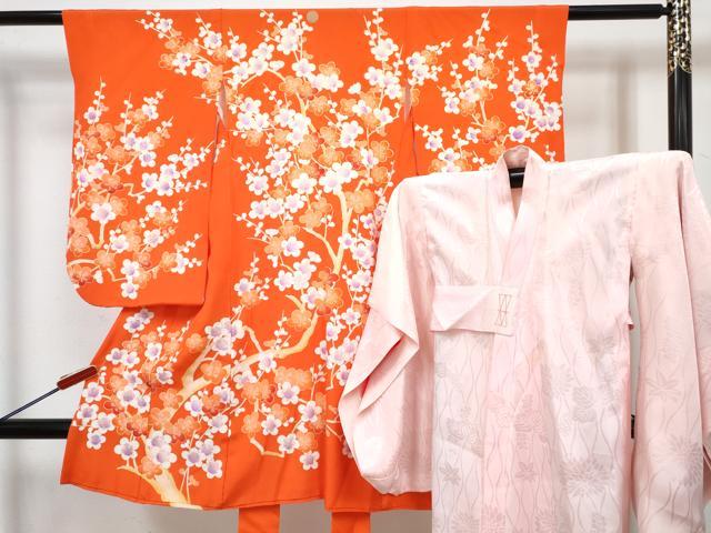 ■■■　サイズ　■■■ 【祝着】 身丈 94.5cm（肩から） 裄丈 46cm（肩上げ　0cm） 袖丈 56.5cm　縫込み 3cm 袖幅 29cm 前幅 16cm 後幅 16.5cm 着物縫いこみ 内揚げ 0cm （腰上げ　0cm） 裄 お袖側 約1.5cm　身頃側 約0cm 【長襦袢】 身丈 92cm（肩から） 裄丈 44.5cm（肩上げ　0cm） 袖丈 55.5cm　縫込み 2cm 袖幅 28cm 前幅 15.5cm 後幅 16cm 着物縫いこみ 内揚げ 0cm （腰上げ　0cm） 裄 お袖側 約1.5cm　身頃側 約0cm ■■■　商品詳細　■■■ 着物【正絹・一つ紋】の 状態は接写画像のように 後身頃・右袖前・紐・裏地に薄い汚れがございますが その他特に目立ったシミ汚れなどもなく大変良い状態です。 長襦袢【化繊】の 状態は接写画像のように表地所々・裏地に薄い汚れがございます。 大変上質な逸品になります。 お安く出品致しますので、是非この機会にいかがでしょうか？ ※着物・襦袢共に肩上げと腰上げがされておりません。 ■■■　注意事項　■■■ ■モニター発色の具合により色合いが異なる場合がございます。 ■寸法は多少の誤差が生じる場合がございますのでご了承ください。 ■縫込みの長さが左右非対称の場合は短い部分を記載しております。 左右非対称であってもご返品・お値引き等の保証は出来かねますので、ご了承の上ご購入をお願い致します。 ■シミ等のチェックには注意を払っておりますが、見落としがある場合もございますし、個人の見解も様々ですので神経質な方のご購入はお控えください。 ■箪笥に入っておりました着物や帯なので畳みシワや匂いがあるものもございます。 ■お休みは基本的に土日祝となりますが、その他臨時でお休みする場合がございますのでご了承ください。 ■商品の発送は平日のみの発送となります。 ■夜間と土曜、日曜日はお問い合わせの回答が遅れる場合がございます。 ■当店では、お直し、紋入れ、お手入れ等は承っておりません。 ■生地の状態（ヤケ、経年劣化等）によってはサイズ直しが出来ない場合がございます。 その点もどうかご了承のうえ、ご購入をお願いいたします。 ■弊社で取り扱う商品は一点ものにつき、時期や在庫状況に応じて金額が変更となる場合がございます。 ■検針は行っておりません。予めご了承いただきますようお願いいたします。 ■【洗える着物】と記載のある商品におきましては、商品お届け後に洗濯を行ってしまってからのご返品にはご対応しかねます。 念の為、専門店でのお手入れをお願いいたします。 ■写真に写っている物が全てになります。それ以外の付属品はございませんのでご了承ください。 ■状態に関する写真につきましては、掲載可能な写真枚数に限りがあるため、各箇所につき1枚参考画像を掲載しております。 ■着物のサイズ目安は下記を参考ください↓ ＜女性着物＞　お端折り次第で＋5cm　−1cmが着用可能サイズ 　例）身丈170cmの場合、身長160cm〜175cm ＜男性着物＞　身丈＋約25cm〜27cm程が適応身長 　例）身丈155cmの場合、身長180〜182cm