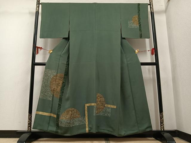 ■■■　サイズ　■■■ 身丈 152cm（肩から） 裄丈 65cm 袖丈 46cm　縫込み 6cm 袖幅 34cm 前幅 24.5cm 後幅 30.5cm 着物縫いこみ 内揚げ 9cm 裄 お袖側 約1cm　身頃側 約3cm ■■■　商品詳細　■■■ 【正絹】 状態は接写画像のように衿山に薄い汚れがございますが その他特に目立ったシミ汚れなどもなく大変良い状態です。 大変上質な逸品になります。 お安く出品致しますので、是非この機会にいかがでしょうか？ ■■■　注意事項　■■■ ■モニター発色の具合により色合いが異なる場合がございます。 ■寸法は多少の誤差が生じる場合がございますのでご了承ください。 ■縫込みの長さが左右非対称の場合は短い部分を記載しております。 左右非対称であってもご返品・お値引き等の保証は出来かねますので、ご了承の上ご購入をお願い致します。 ■シミ等のチェックには注意を払っておりますが、見落としがある場合もございますし、個人の見解も様々ですので神経質な方のご購入はお控えください。 ■箪笥に入っておりました着物や帯なので畳みシワや匂いがあるものもございます。 ■お休みは基本的に土日祝となりますが、その他臨時でお休みする場合がございますのでご了承ください。 ■商品の発送は平日のみの発送となります。 ■夜間と土曜、日曜日はお問い合わせの回答が遅れる場合がございます。 ■当店では、お直し、紋入れ、お手入れ等は承っておりません。 ■生地の状態（ヤケ、経年劣化等）によってはサイズ直しが出来ない場合がございます。 その点もどうかご了承のうえ、ご購入をお願いいたします。 ■弊社で取り扱う商品は一点ものにつき、時期や在庫状況に応じて金額が変更となる場合がございます。 ■検針は行っておりません。予めご了承いただきますようお願いいたします。 ■【洗える着物】と記載のある商品におきましては、商品お届け後に洗濯を行ってしまってからのご返品にはご対応しかねます。 念の為、専門店でのお手入れをお願いいたします。 ■写真に写っている物が全てになります。それ以外の付属品はございませんのでご了承ください。 ■状態に関する写真につきましては、掲載可能な写真枚数に限りがあるため、各箇所につき1枚参考画像を掲載しております。 ■着物のサイズ目安は下記を参考ください↓ ＜女性着物＞　お端折り次第で＋5cm　−1cmが着用可能サイズ 　例）身丈170cmの場合、身長160cm〜175cm ＜男性着物＞　身丈＋約25cm〜27cm程が適応身長 　例）身丈155cmの場合、身長180〜182cm