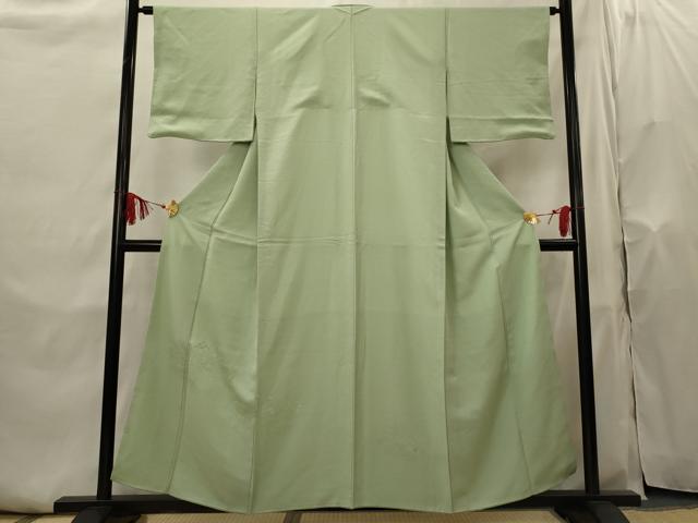 ■■■　サイズ　■■■ 身丈 155cm（肩から） 裄丈 63cm 袖丈 46cm　縫込み 4cm 袖幅 32cm 前幅 25cm 後幅 30cm 着物縫いこみ 内揚げ 0cm 裄 お袖側 約2cm　身頃側 約3cm ■■■　商品詳細　■■■ 【正絹・紋なし】 状態は画像を添付しておりますので、そちらをご確認下さいますよう宜しくお願い致します。 大変上質な逸品になります。 お安く出品致しますので、是非この機会にいかがでしょうか？ ■■■　注意事項　■■■ ■モニター発色の具合により色合いが異なる場合がございます。 ■寸法は多少の誤差が生じる場合がございますのでご了承ください。 ■縫込みの長さが左右非対称の場合は短い部分を記載しております。 左右非対称であってもご返品・お値引き等の保証は出来かねますので、ご了承の上ご購入をお願い致します。 ■シミ等のチェックには注意を払っておりますが、見落としがある場合もございますし、個人の見解も様々ですので神経質な方のご購入はお控えください。 ■箪笥に入っておりました着物や帯なので畳みシワや匂いがあるものもございます。 ■お休みは基本的に土日祝となりますが、その他臨時でお休みする場合がございますのでご了承ください。 ■商品の発送は平日のみの発送となります。 ■夜間と土曜、日曜日はお問い合わせの回答が遅れる場合がございます。 ■当店では、お直し、紋入れ、お手入れ等は承っておりません。 ■生地の状態（ヤケ、経年劣化等）によってはサイズ直しが出来ない場合がございます。 その点もどうかご了承のうえ、ご購入をお願いいたします。 ■弊社で取り扱う商品は一点ものにつき、時期や在庫状況に応じて金額が変更となる場合がございます。 ■検針は行っておりません。予めご了承いただきますようお願いいたします。 ■【洗える着物】と記載のある商品におきましては、商品お届け後に洗濯を行ってしまってからのご返品にはご対応しかねます。 念の為、専門店でのお手入れをお願いいたします。 ■着物のサイズ目安は下記を参考ください↓ ＜女性着物＞　お端折り次第で＋5cm　−1cmが着用可能サイズ 　例）身丈170cmの場合、身長160cm〜175cm ＜男性着物＞　身丈＋約25cm〜27cm程が適応身長 　例）身丈155cmの場合、身長180〜182cm