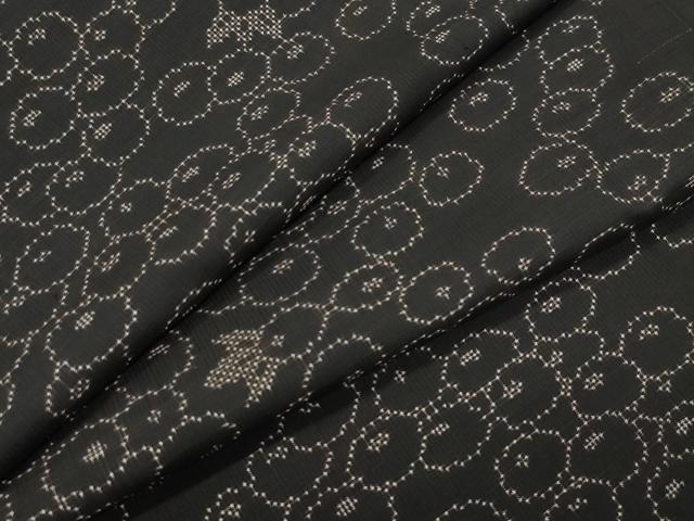 ■■■　サイズ　■■■ 身丈 156cm（肩から） 裄丈 63cm 袖丈 45cm　縫込み 4cm 袖幅 32.5cm 前幅 24.5cm 後幅 29.5cm 着物縫いこみ 内揚げ 3cm 裄 お袖側 約3cm　身頃側 約4cm ■■■　商品詳細　■■■ 【正絹】 状態は特に目立ったシミ汚れなどもなく大変良い状態です。 大変上質な逸品になります。 お安く出品致しますので、是非この機会にいかがでしょうか？ ■■■　注意事項　■■■ ■モニター発色の具合により色合いが異なる場合がございます。 ■寸法は多少の誤差が生じる場合がございますのでご了承ください。 ■縫込みの長さが左右非対称の場合は短い部分を記載しております。 左右非対称であってもご返品・お値引き等の保証は出来かねますので、ご了承の上ご購入をお願い致します。 ■シミ等のチェックには注意を払っておりますが、見落としがある場合もございますし、個人の見解も様々ですので神経質な方のご購入はお控えください。 ■箪笥に入っておりました着物や帯なので畳みシワや匂いがあるものもございます。 ■お休みは基本的に土日祝となりますが、その他臨時でお休みする場合がございますのでご了承ください。 ■商品の発送は平日のみの発送となります。 ■夜間と土曜、日曜日はお問い合わせの回答が遅れる場合がございます。 ■当店では、お直し、紋入れ、お手入れ等は承っておりません。 ■生地の状態（ヤケ、経年劣化等）によってはサイズ直しが出来ない場合がございます。 その点もどうかご了承のうえ、ご購入をお願いいたします。 ■弊社で取り扱う商品は一点ものにつき、時期や在庫状況に応じて金額が変更となる場合がございます。 ■検針は行っておりません。予めご了承いただきますようお願いいたします。 ■【洗える着物】と記載のある商品におきましては、商品お届け後に洗濯を行ってしまってからのご返品にはご対応しかねます。 念の為、専門店でのお手入れをお願いいたします。 ■着物のサイズ目安は下記を参考ください↓ ＜女性着物＞　お端折り次第で＋5?　−10?が着用可能サイズ 　例）身丈170?の場合、身長160?〜175? ＜男性着物＞　身丈＋約25?〜27?程が適応身長 　例）身丈155?の場合、身長180〜182?