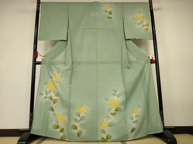 ■■■　サイズ　■■■ 身丈 165cm（肩から） 裄丈 67.5cm 袖丈 52.5cm　縫込み 3cm 袖幅 33.5cm 前幅 24.5cm 後幅 31.5cm 着物縫いこみ 内揚げ 0cm 裄 お袖側 約1cm　身頃側 約0cm ■■■　商品詳細　■■■ 【正絹】 状態は接写画像のように上前おくみ・衿山に薄い汚れがございますが その他特に目立ったシミ汚れなどもなく大変良い状態です。 大変上質な逸品になります。 お安く出品致しますので、是非この機会にいかがでしょうか？ ■■■　注意事項　■■■ ■モニター発色の具合により色合いが異なる場合がございます。 ■寸法は多少の誤差が生じる場合がございますのでご了承ください。 ■縫込みの長さが左右非対称の場合は短い部分を記載しております。 左右非対称であってもご返品・お値引き等の保証は出来かねますので、ご了承の上ご購入をお願い致します。 ■シミ等のチェックには注意を払っておりますが、見落としがある場合もございますし、個人の見解も様々ですので神経質な方のご購入はお控えください。 ■箪笥に入っておりました着物や帯なので畳みシワや匂いがあるものもございます。 ■お休みは基本的に土日祝となりますが、その他臨時でお休みする場合がございますのでご了承ください。 ■商品の発送は平日のみの発送となります。 ■夜間と土曜、日曜日はお問い合わせの回答が遅れる場合がございます。 ■当店では、お直し、紋入れ、お手入れ等は承っておりません。 ■生地の状態（ヤケ、経年劣化等）によってはサイズ直しが出来ない場合がございます。 その点もどうかご了承のうえ、ご購入をお願いいたします。 ■弊社で取り扱う商品は一点ものにつき、時期や在庫状況に応じて金額が変更となる場合がございます。 ■検針は行っておりません。予めご了承いただきますようお願いいたします。 ■【洗える着物】と記載のある商品におきましては、商品お届け後に洗濯を行ってしまってからのご返品にはご対応しかねます。 念の為、専門店でのお手入れをお願いいたします。 ■写真に写っている物が全てになります。それ以外の付属品はございませんのでご了承ください。 ■状態に関する写真につきましては、掲載可能な写真枚数に限りがあるため、各箇所につき1枚参考画像を掲載しております。 ■着物のサイズ目安は下記を参考ください↓ ＜女性着物＞　お端折り次第で＋5cm　−1cmが着用可能サイズ 　例）身丈170cmの場合、身長160cm〜175cm ＜男性着物＞　身丈＋約25cm〜27cm程が適応身長 　例）身丈155cmの場合、身長180〜182cm