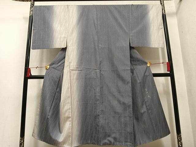 ■■■　サイズ　■■■ 身丈 139cm（肩から） 裄丈 69cm 袖丈 49.5cm　縫込み 4cm 袖幅 35cm 前幅 25.5cm 後幅 30cm 着物縫いこみ 内揚げ 14.5cm 裄 お袖側 約1cm　身頃側 約0cm ■■■　商品詳細　■■■ 【正絹】 状態は特に目立ったシミ汚れなどもなく大変良い状態です。 大変上質な逸品になります。 お安く出品致しますので、是非この機会にいかがでしょうか？ ■■■　注意事項　■■■ ■モニター発色の具合により色合いが異なる場合がございます。 ■寸法は多少の誤差が生じる場合がございますのでご了承ください。 ■縫込みの長さが左右非対称の場合は短い部分を記載しております。 左右非対称であってもご返品・お値引き等の保証は出来かねますので、ご了承の上ご購入をお願い致します。 ■シミ等のチェックには注意を払っておりますが、見落としがある場合もございますし、個人の見解も様々ですので神経質な方のご購入はお控えください。 ■箪笥に入っておりました着物や帯なので畳みシワや匂いがあるものもございます。 ■お休みは基本的に土日祝となりますが、その他臨時でお休みする場合がございますのでご了承ください。 ■商品の発送は平日のみの発送となります。 ■夜間と土曜、日曜日はお問い合わせの回答が遅れる場合がございます。 ■当店では、お直し、紋入れ、お手入れ等は承っておりません。 ■生地の状態（ヤケ、経年劣化等）によってはサイズ直しが出来ない場合がございます。 その点もどうかご了承のうえ、ご購入をお願いいたします。 ■弊社で取り扱う商品は一点ものにつき、時期や在庫状況に応じて金額が変更となる場合がございます。 ■検針は行っておりません。予めご了承いただきますようお願いいたします。 ■【洗える着物】と記載のある商品におきましては、商品お届け後に洗濯を行ってしまってからのご返品にはご対応しかねます。 念の為、専門店でのお手入れをお願いいたします。 ■写真に写っている物が全てになります。それ以外の付属品はございませんのでご了承ください。 ■状態に関する写真につきましては、掲載可能な写真枚数に限りがあるため、各箇所につき1枚参考画像を掲載しております。 ■着物のサイズ目安は下記を参考ください↓ ＜女性着物＞　お端折り次第で＋5cm　−1cmが着用可能サイズ 　例）身丈170cmの場合、身長160cm〜175cm ＜男性着物＞　身丈＋約25cm〜27cm程が適応身長 　例）身丈155cmの場合、身長180〜182cm