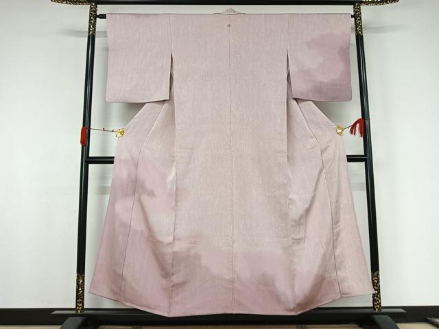 ■■■　サイズ　■■■ 身丈 151cm（肩から） 裄丈 64cm 袖丈 49cm　縫込み 7cm 袖幅 32cm 前幅 25cm 後幅 30cm 着物縫いこみ 内揚げ 11cm 裄 お袖側 約2cm　身頃側 約2cm ■■■　商品詳細　■■■ 【正絹・一つ紋】 状態は特に目立ったシミ汚れなどもなく大変良い状態です。 大変上質な逸品になります。 お安く出品致しますので、是非この機会にいかがでしょうか？ ■■■　注意事項　■■■ ■モニター発色の具合により色合いが異なる場合がございます。 ■寸法は多少の誤差が生じる場合がございますのでご了承ください。 ■縫込みの長さが左右非対称の場合は短い部分を記載しております。 左右非対称であってもご返品・お値引き等の保証は出来かねますので、ご了承の上ご購入をお願い致します。 ■シミ等のチェックには注意を払っておりますが、見落としがある場合もございますし、個人の見解も様々ですので神経質な方のご購入はお控えください。 ■箪笥に入っておりました着物や帯なので畳みシワや匂いがあるものもございます。 ■お休みは基本的に土日祝となりますが、その他臨時でお休みする場合がございますのでご了承ください。 ■商品の発送は平日のみの発送となります。 ■夜間と土曜、日曜日はお問い合わせの回答が遅れる場合がございます。 ■当店では、お直し、紋入れ、お手入れ等は承っておりません。 ■生地の状態（ヤケ、経年劣化等）によってはサイズ直しが出来ない場合がございます。 その点もどうかご了承のうえ、ご購入をお願いいたします。 ■弊社で取り扱う商品は一点ものにつき、時期や在庫状況に応じて金額が変更となる場合がございます。 ■検針は行っておりません。予めご了承いただきますようお願いいたします。 ■【洗える着物】と記載のある商品におきましては、商品お届け後に洗濯を行ってしまってからのご返品にはご対応しかねます。 念の為、専門店でのお手入れをお願いいたします。 ■写真に写っている物が全てになります。それ以外の付属品はございませんのでご了承ください。 ■状態に関する写真につきましては、掲載可能な写真枚数に限りがあるため、各箇所につき1枚参考画像を掲載しております。 ■着物のサイズ目安は下記を参考ください↓ ＜女性着物＞　お端折り次第で＋5cm　−1cmが着用可能サイズ 　例）身丈170cmの場合、身長160cm〜175cm ＜男性着物＞　身丈＋約25cm〜27cm程が適応身長 　例）身丈155cmの場合、身長180〜182cm