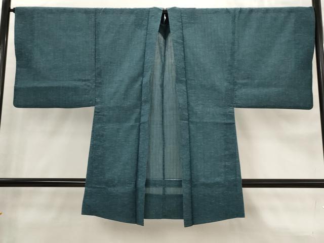 ■■■　サイズ　■■■ 身丈 90cm（肩から） 裄丈 70cm 袖丈 46.5cm　縫込み 0cm 袖幅 35.5cm 前幅 19.5cm 後幅 32cm 着物縫いこみ 内揚げ 0cm 裄 お袖側 約0cm　身頃側 約1.5cm ■■■　商品詳細　■■■ 【交織】 状態は特に目立ったシミ汚れなどもなく大変良い状態です。 お安く出品致しますので、是非この機会にいかがでしょうか？ ※裏地にペン書きがございます。 ■■■　注意事項　■■■ ■モニター発色の具合により色合いが異なる場合がございます。 ■寸法は多少の誤差が生じる場合がございますのでご了承ください。 ■縫込みの長さが左右非対称の場合は短い部分を記載しております。 左右非対称であってもご返品・お値引き等の保証は出来かねますので、ご了承の上ご購入をお願い致します。 ■シミ等のチェックには注意を払っておりますが、見落としがある場合もございますし、個人の見解も様々ですので神経質な方のご購入はお控えください。 ■箪笥に入っておりました着物や帯なので畳みシワや匂いがあるものもございます。 ■お休みは基本的に土日祝となりますが、その他臨時でお休みする場合がございますのでご了承ください。 ■商品の発送は平日のみの発送となります。 ■夜間と土曜、日曜日はお問い合わせの回答が遅れる場合がございます。 ■当店では、お直し、紋入れ、お手入れ等は承っておりません。 ■生地の状態（ヤケ、経年劣化等）によってはサイズ直しが出来ない場合がございます。 その点もどうかご了承のうえ、ご購入をお願いいたします。 ■弊社で取り扱う商品は一点ものにつき、時期や在庫状況に応じて金額が変更となる場合がございます。 ■検針は行っておりません。予めご了承いただきますようお願いいたします。 ■【洗える着物】と記載のある商品におきましては、商品お届け後に洗濯を行ってしまってからのご返品にはご対応しかねます。 念の為、専門店でのお手入れをお願いいたします。 ■写真に写っている物が全てになります。それ以外の付属品はございませんのでご了承ください。 ■状態に関する写真につきましては、掲載可能な写真枚数に限りがあるため、各箇所につき1枚参考画像を掲載しております。 ■着物のサイズ目安は下記を参考ください↓ ＜女性着物＞　お端折り次第で＋5cm　−1cmが着用可能サイズ 　例）身丈170cmの場合、身長160cm〜175cm ＜男性着物＞　身丈＋約25cm〜27cm程が適応身長 　例）身丈155cmの場合、身長180〜182cm