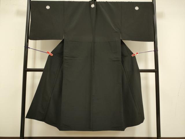 ■■■　サイズ　■■■ 身丈 137.5cm（肩から） 裄丈 71.5cm 袖丈 45.5cm　縫込み 7.5cm 袖幅 35.5cm 前幅 26cm 後幅 32cm 着物縫いこみ 内揚げ 12.5cm 裄 お袖側 約3cm　身頃側 約3.5cm ■■■　商品詳細　■■■ 【化繊・五つ紋】 状態は接写画像のように紋・下前・後身頃・居敷当て・衿山・重ね衿、右袖に薄い汚れ・糸解けがございますが その他特に目立ったシミ汚れなどもなく大変良い状態です。 お安く出品致しますので、是非この機会にいかがでしょうか？ ※ご自身で洗濯された場合の保証はできかねます。 専門店にご相談ください。 ■■■　注意事項　■■■ ■モニター発色の具合により色合いが異なる場合がございます。 ■寸法は多少の誤差が生じる場合がございますのでご了承ください。 ■縫込みの長さが左右非対称の場合は短い部分を記載しております。 左右非対称であってもご返品・お値引き等の保証は出来かねますので、ご了承の上ご購入をお願い致します。 ■シミ等のチェックには注意を払っておりますが、見落としがある場合もございますし、個人の見解も様々ですので神経質な方のご購入はお控えください。 ■箪笥に入っておりました着物や帯なので畳みシワや匂いがあるものもございます。 ■お休みは基本的に土日祝となりますが、その他臨時でお休みする場合がございますのでご了承ください。 ■商品の発送は平日のみの発送となります。 ■夜間と土曜、日曜日はお問い合わせの回答が遅れる場合がございます。 ■当店では、お直し、紋入れ、お手入れ等は承っておりません。 ■生地の状態（ヤケ、経年劣化等）によってはサイズ直しが出来ない場合がございます。 その点もどうかご了承のうえ、ご購入をお願いいたします。 ■弊社で取り扱う商品は一点ものにつき、時期や在庫状況に応じて金額が変更となる場合がございます。 ■検針は行っておりません。予めご了承いただきますようお願いいたします。 ■【洗える着物】と記載のある商品におきましては、商品お届け後に洗濯を行ってしまってからのご返品にはご対応しかねます。 念の為、専門店でのお手入れをお願いいたします。 ■写真に写っている物が全てになります。それ以外の付属品はございませんのでご了承ください。 ■状態に関する写真につきましては、掲載可能な写真枚数に限りがあるため、各箇所につき1枚参考画像を掲載しております。 ■着物のサイズ目安は下記を参考ください↓ ＜女性着物＞　お端折り次第で＋5cm　−1cmが着用可能サイズ 　例）身丈170cmの場合、身長160cm〜175cm ＜男性着物＞　身丈＋約25cm〜27cm程が適応身長 　例）身丈155cmの場合、身長180〜182cm