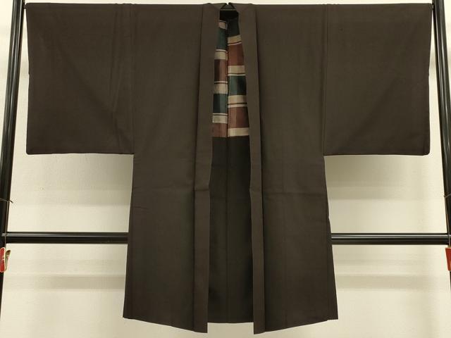 ■■■　サイズ　■■■ 身丈 101cm（肩から） 裄丈 67.5cm 袖丈 51cm　縫込み 5cm 袖幅 34cm 前幅 19.5cm 後幅 30cm 裄 お袖側 約1.5cm　身頃側 約0cm ■■■　商品詳細　■■■ 【正絹】 状態は接写画像のように衿・前身頃・左袖・右袖前・羽裏に薄い汚れ、左袖前に糸解けがございますが その他特に目立ったシミ汚れなどもなく大変良い状態です。 大変上質な逸品になります。 お安く出品致しますので、是非この機会にいかがでしょうか？ ■■■　注意事項　■■■ ■モニター発色の具合により色合いが異なる場合がございます。 ■寸法は多少の誤差が生じる場合がございますのでご了承ください。 ■縫込みの長さが左右非対称の場合は短い部分を記載しております。 左右非対称であってもご返品・お値引き等の保証は出来かねますので、ご了承の上ご購入をお願い致します。 ■シミ等のチェックには注意を払っておりますが、見落としがある場合もございますし、個人の見解も様々ですので神経質な方のご購入はお控えください。 ■箪笥に入っておりました着物や帯なので畳みシワや匂いがあるものもございます。 ■お休みは基本的に土日祝となりますが、その他臨時でお休みする場合がございますのでご了承ください。 ■商品の発送は平日のみの発送となります。 ■夜間と土曜、日曜日はお問い合わせの回答が遅れる場合がございます。 ■当店では、お直し、紋入れ、お手入れ等は承っておりません。 ■生地の状態（ヤケ、経年劣化等）によってはサイズ直しが出来ない場合がございます。 その点もどうかご了承のうえ、ご購入をお願いいたします。 ■弊社で取り扱う商品は一点ものにつき、時期や在庫状況に応じて金額が変更となる場合がございます。 ■検針は行っておりません。予めご了承いただきますようお願いいたします。 ■【洗える着物】と記載のある商品におきましては、商品お届け後に洗濯を行ってしまってからのご返品にはご対応しかねます。 念の為、専門店でのお手入れをお願いいたします。 ■写真に写っている物が全てになります。それ以外の付属品はございませんのでご了承ください。 ■状態に関する写真につきましては、掲載可能な写真枚数に限りがあるため、各箇所につき1枚参考画像を掲載しております。 ■着物のサイズ目安は下記を参考ください↓ ＜女性着物＞　お端折り次第で＋5cm　−1cmが着用可能サイズ 　例）身丈170cmの場合、身長160cm〜175cm ＜男性着物＞　身丈＋約25cm〜27cm程が適応身長 　例）身丈155cmの場合、身長180〜182cm