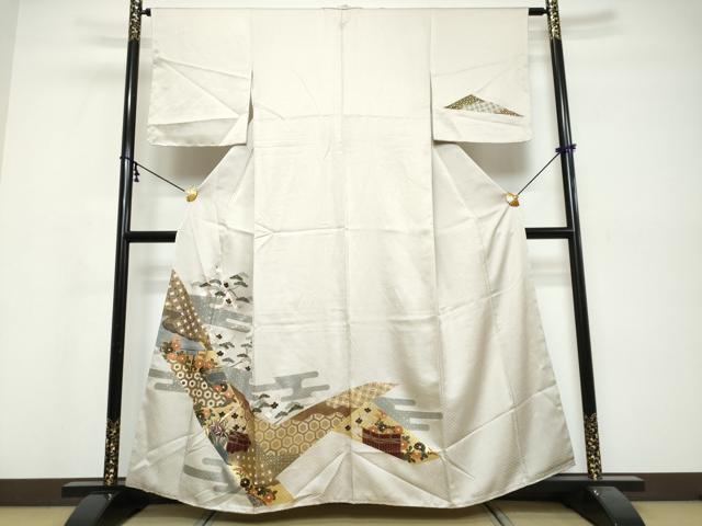 ■■■　サイズ　■■■ 身丈 157cm（肩から） 裄丈 63.5cm 袖丈 49cm　縫込み 4cm 袖幅 33cm 前幅 23.5cm 後幅 28cm 着物縫いこみ 内揚げ 6cm 裄 お袖側 約3cm　身頃側 約5cm ■■■　商品詳細　■■■ 【正絹・未使用】 状態は接写画像のように衿・後身頃に薄い汚れがございますが その他特に目立ったシミ汚れなどもなく大変良い状態です。 大変上質な逸品になります。 お安く出品致しますので、是非この機会にいかがでしょうか？ ■■■　注意事項　■■■ ■モニター発色の具合により色合いが異なる場合がございます。 ■寸法は多少の誤差が生じる場合がございますのでご了承ください。 ■縫込みの長さが左右非対称の場合は短い部分を記載しております。 左右非対称であってもご返品・お値引き等の保証は出来かねますので、ご了承の上ご購入をお願い致します。 ■シミ等のチェックには注意を払っておりますが、見落としがある場合もございますし、個人の見解も様々ですので神経質な方のご購入はお控えください。 ■箪笥に入っておりました着物や帯なので畳みシワや匂いがあるものもございます。 ■お休みは基本的に土日祝となりますが、その他臨時でお休みする場合がございますのでご了承ください。 ■商品の発送は平日のみの発送となります。 ■夜間と土曜、日曜日はお問い合わせの回答が遅れる場合がございます。 ■当店では、お直し、紋入れ、お手入れ等は承っておりません。 ■生地の状態（ヤケ、経年劣化等）によってはサイズ直しが出来ない場合がございます。 その点もどうかご了承のうえ、ご購入をお願いいたします。 ■弊社で取り扱う商品は一点ものにつき、時期や在庫状況に応じて金額が変更となる場合がございます。 ■検針は行っておりません。予めご了承いただきますようお願いいたします。 ■【洗える着物】と記載のある商品におきましては、商品お届け後に洗濯を行ってしまってからのご返品にはご対応しかねます。 念の為、専門店でのお手入れをお願いいたします。 ■写真に写っている物が全てになります。それ以外の付属品はございませんのでご了承ください。 ■状態に関する写真につきましては、掲載可能な写真枚数に限りがあるため、各箇所につき1枚参考画像を掲載しております。 ■着物のサイズ目安は下記を参考ください↓ ＜女性着物＞　お端折り次第で＋5cm　−1cmが着用可能サイズ 　例）身丈170cmの場合、身長160cm〜175cm ＜男性着物＞　身丈＋約25cm〜27cm程が適応身長 　例）身丈155cmの場合、身長180〜182cm