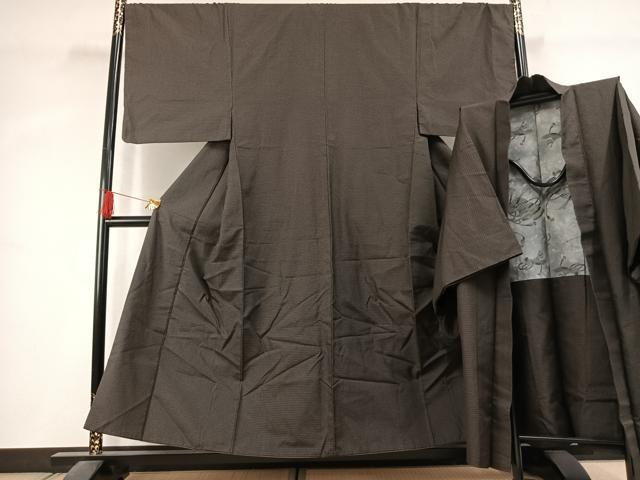 ■■■　サイズ　■■■ 【着物】 身丈 154cm（肩から） 裄丈 70cm 袖丈 53cm　縫込み 2cm 袖幅 36cm 前幅 27cm 後幅 31cm 着物縫いこみ 内揚げ 2cm 裄 お袖側 約2cm　身頃側 約3cm 【羽織】 身丈 101cm（肩から） 裄丈 71cm 袖丈 53cm　縫込み 3cm 袖幅 36.5cm 前幅 20cm 後幅 31cm 裄 お袖側 約1.5cm　身頃側 約3cm ■■■　商品詳細　■■■ 【正絹】 状態は特に目立ったシミ汚れなどもなく大変良い状態です。 大変上質な逸品になります。 お安く出品致しますので、是非この機会にいかがでしょうか？ ■■■　注意事項　■■■ ■モニター発色の具合により色合いが異なる場合がございます。 ■寸法は多少の誤差が生じる場合がございますのでご了承ください。 ■縫込みの長さが左右非対称の場合は短い部分を記載しております。 左右非対称であってもご返品・お値引き等の保証は出来かねますので、ご了承の上ご購入をお願い致します。 ■シミ等のチェックには注意を払っておりますが、見落としがある場合もございますし、個人の見解も様々ですので神経質な方のご購入はお控えください。 ■箪笥に入っておりました着物や帯なので畳みシワや匂いがあるものもございます。 ■お休みは基本的に土日祝となりますが、その他臨時でお休みする場合がございますのでご了承ください。 ■商品の発送は平日のみの発送となります。 ■夜間と土曜、日曜日はお問い合わせの回答が遅れる場合がございます。 ■当店では、お直し、紋入れ、お手入れ等は承っておりません。 ■生地の状態（ヤケ、経年劣化等）によってはサイズ直しが出来ない場合がございます。 その点もどうかご了承のうえ、ご購入をお願いいたします。 ■弊社で取り扱う商品は一点ものにつき、時期や在庫状況に応じて金額が変更となる場合がございます。 ■検針は行っておりません。予めご了承いただきますようお願いいたします。 ■【洗える着物】と記載のある商品におきましては、商品お届け後に洗濯を行ってしまってからのご返品にはご対応しかねます。 念の為、専門店でのお手入れをお願いいたします。 ■写真に写っている物が全てになります。それ以外の付属品はございませんのでご了承ください。 ■状態に関する写真につきましては、掲載可能な写真枚数に限りがあるため、各箇所につき1枚参考画像を掲載しております。 ■着物のサイズ目安は下記を参考ください↓ ＜女性着物＞　お端折り次第で＋5cm　−1cmが着用可能サイズ 　例）身丈170cmの場合、身長160cm〜175cm ＜男性着物＞　身丈＋約25cm〜27cm程が適応身長 　例）身丈155cmの場合、身長180〜182cm