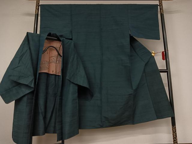 ■■■　サイズ　■■■ 【着物】 身丈 137cm（肩から） 裄丈 66cm 袖丈 45cm　縫込み 3cm 袖幅 34cm 前幅 25cm 後幅 30cm 着物縫いこみ 内揚げ 7cm 裄 お袖側 約3cm　身頃側 約3.5cm 【羽織】 身丈 89cm（肩から） 裄丈 66cm 袖丈 46cm　縫込み 2.5cm 袖幅 35cm 前幅 18cm 後幅 31cm 裄 お袖側 約2.5cm　身頃側 約2.5cm ■■■　商品詳細　■■■ 【正絹】 着物の状態は特に目立ったシミ汚れなどもなく大変良い状態です。 羽織の状態は接写画像のように表地所々に薄い汚れがございます。 大変上質な逸品になりますのでぜひお手入れをされてお召しになられてはいかがでしょうか。 お安く出品致しますので、是非この機会にいかがでしょうか？ ■■■　注意事項　■■■ ■モニター発色の具合により色合いが異なる場合がございます。 ■寸法は多少の誤差が生じる場合がございますのでご了承ください。 ■縫込みの長さが左右非対称の場合は短い部分を記載しております。 左右非対称であってもご返品・お値引き等の保証は出来かねますので、ご了承の上ご購入をお願い致します。 ■シミ等のチェックには注意を払っておりますが、見落としがある場合もございますし、個人の見解も様々ですので神経質な方のご購入はお控えください。 ■箪笥に入っておりました着物や帯なので畳みシワや匂いがあるものもございます。 ■お休みは基本的に土日祝となりますが、その他臨時でお休みする場合がございますのでご了承ください。 ■商品の発送は平日のみの発送となります。 ■夜間と土曜、日曜日はお問い合わせの回答が遅れる場合がございます。 ■当店では、お直し、紋入れ、お手入れ等は承っておりません。 ■生地の状態（ヤケ、経年劣化等）によってはサイズ直しが出来ない場合がございます。 その点もどうかご了承のうえ、ご購入をお願いいたします。 ■弊社で取り扱う商品は一点ものにつき、時期や在庫状況に応じて金額が変更となる場合がございます。 ■検針は行っておりません。予めご了承いただきますようお願いいたします。 ■【洗える着物】と記載のある商品におきましては、商品お届け後に洗濯を行ってしまってからのご返品にはご対応しかねます。 念の為、専門店でのお手入れをお願いいたします。 ■写真に写っている物が全てになります。それ以外の付属品はございませんのでご了承ください。 ■状態に関する写真につきましては、掲載可能な写真枚数に限りがあるため、各箇所につき1枚参考画像を掲載しております。 ■着物のサイズ目安は下記を参考ください↓ ＜女性着物＞　お端折り次第で＋5cm　−1cmが着用可能サイズ 　例）身丈170cmの場合、身長160cm〜175cm ＜男性着物＞　身丈＋約25cm〜27cm程が適応身長 　例）身丈155cmの場合、身長180〜182cm