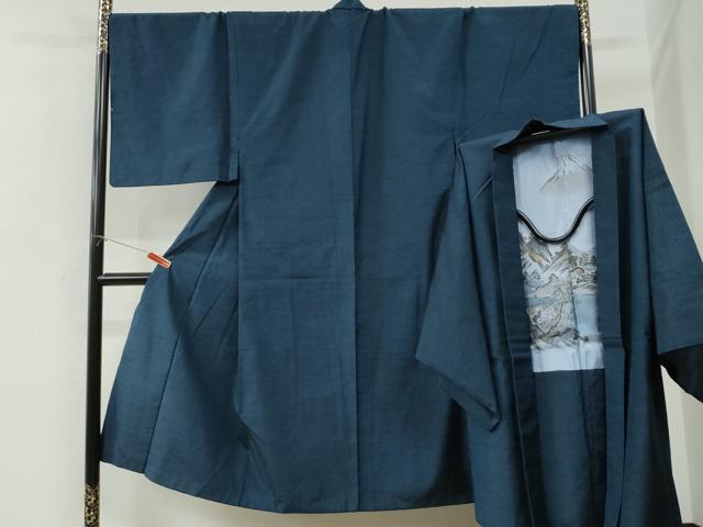 ■■■　サイズ　■■■ 【着物】 身丈 141cm（肩から） 裄丈 73.5cm 袖丈 51.5cm　縫込み 2cm 袖幅 38cm 前幅 28.5cm 後幅 32cm 着物縫いこみ 内揚げ 6.5cm 裄 お袖側 約1cm　身頃側 約2cm 【羽織】 身丈 93cm（肩から） 裄丈 74.5cm 袖丈 50.5cm　縫込み 0cm 袖幅 38.5cm 前幅 22cm 後幅 32cm 裄 お袖側 約1cm　身頃側 約1cm ■■■　商品詳細　■■■ 【正絹】 着物の状態は特に目立ったシミ汚れなどもなく大変良い状態です。 羽織の状態は接写画像のように羽裏に薄い汚れがございますがその他特に目立ったシミ汚れなどもなく大変良い状態です。 大変上質な逸品になります。 お安く出品致しますので、是非この機会にいかがでしょうか？ ■■■　注意事項　■■■ ■モニター発色の具合により色合いが異なる場合がございます。 ■寸法は多少の誤差が生じる場合がございますのでご了承ください。 ■縫込みの長さが左右非対称の場合は短い部分を記載しております。 左右非対称であってもご返品・お値引き等の保証は出来かねますので、ご了承の上ご購入をお願い致します。 ■シミ等のチェックには注意を払っておりますが、見落としがある場合もございますし、個人の見解も様々ですので神経質な方のご購入はお控えください。 ■箪笥に入っておりました着物や帯なので畳みシワや匂いがあるものもございます。 ■お休みは基本的に土日祝となりますが、その他臨時でお休みする場合がございますのでご了承ください。 ■商品の発送は平日のみの発送となります。 ■夜間と土曜、日曜日はお問い合わせの回答が遅れる場合がございます。 ■当店では、お直し、紋入れ、お手入れ等は承っておりません。 ■生地の状態（ヤケ、経年劣化等）によってはサイズ直しが出来ない場合がございます。 その点もどうかご了承のうえ、ご購入をお願いいたします。 ■弊社で取り扱う商品は一点ものにつき、時期や在庫状況に応じて金額が変更となる場合がございます。 ■検針は行っておりません。予めご了承いただきますようお願いいたします。 ■【洗える着物】と記載のある商品におきましては、商品お届け後に洗濯を行ってしまってからのご返品にはご対応しかねます。 念の為、専門店でのお手入れをお願いいたします。 ■写真に写っている物が全てになります。それ以外の付属品はございませんのでご了承ください。 ■状態に関する写真につきましては、掲載可能な写真枚数に限りがあるため、各箇所につき1枚参考画像を掲載しております。 ■着物のサイズ目安は下記を参考ください↓ ＜女性着物＞　お端折り次第で＋5cm　−1cmが着用可能サイズ 　例）身丈170cmの場合、身長160cm〜175cm ＜男性着物＞　身丈＋約25cm〜27cm程が適応身長 　例）身丈155cmの場合、身長180〜182cm