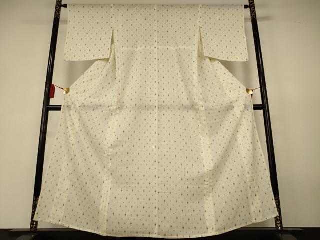 ■■■　サイズ　■■■ 身丈 157cm（肩から） 裄丈 64cm 袖丈 46cm　縫込み 3cm 袖幅 32cm 前幅 25.5cm 後幅 31cm 着物縫いこみ 内揚げ 0cm 裄 お袖側 約1cm　身頃側 約0cm ■■■　商品詳細　■■■ 【交織】 状態は接写画像のように衿山に薄い汚れがございますが その他特に目立ったシミ汚れなどもなく大変良い状態です。 お安く出品致しますので、是非この機会にいかがでしょうか？ ■■■　注意事項　■■■ ■モニター発色の具合により色合いが異なる場合がございます。 ■寸法は多少の誤差が生じる場合がございますのでご了承ください。 ■縫込みの長さが左右非対称の場合は短い部分を記載しております。 左右非対称であってもご返品・お値引き等の保証は出来かねますので、ご了承の上ご購入をお願い致します。 ■シミ等のチェックには注意を払っておりますが、見落としがある場合もございますし、個人の見解も様々ですので神経質な方のご購入はお控えください。 ■箪笥に入っておりました着物や帯なので畳みシワや匂いがあるものもございます。 ■お休みは基本的に土日祝となりますが、その他臨時でお休みする場合がございますのでご了承ください。 ■商品の発送は平日のみの発送となります。 ■夜間と土曜、日曜日はお問い合わせの回答が遅れる場合がございます。 ■当店では、お直し、紋入れ、お手入れ等は承っておりません。 ■生地の状態（ヤケ、経年劣化等）によってはサイズ直しが出来ない場合がございます。 その点もどうかご了承のうえ、ご購入をお願いいたします。 ■弊社で取り扱う商品は一点ものにつき、時期や在庫状況に応じて金額が変更となる場合がございます。 ■検針は行っておりません。予めご了承いただきますようお願いいたします。 ■【洗える着物】と記載のある商品におきましては、商品お届け後に洗濯を行ってしまってからのご返品にはご対応しかねます。 念の為、専門店でのお手入れをお願いいたします。 ■写真に写っている物が全てになります。それ以外の付属品はございませんのでご了承ください。 ■状態に関する写真につきましては、掲載可能な写真枚数に限りがあるため、各箇所につき1枚参考画像を掲載しております。 ■着物のサイズ目安は下記を参考ください↓ ＜女性着物＞　お端折り次第で＋5cm　−1cmが着用可能サイズ 　例）身丈170cmの場合、身長160cm〜175cm ＜男性着物＞　身丈＋約25cm〜27cm程が適応身長 　例）身丈155cmの場合、身長180〜182cm