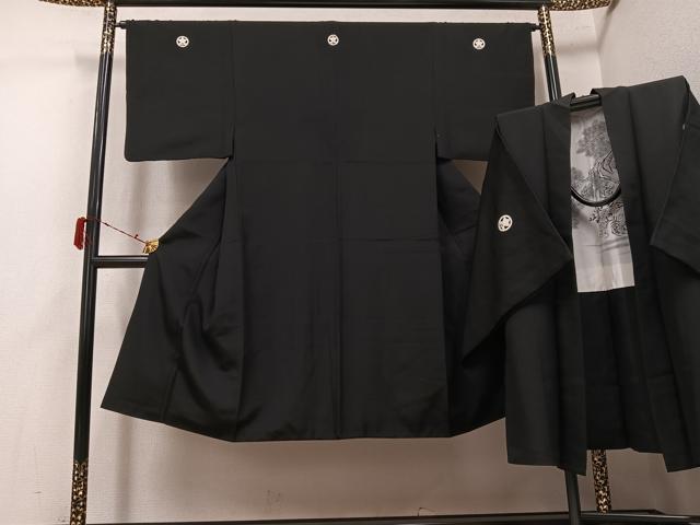 ■■■　サイズ　■■■ 身丈 128cm（肩から） 裄丈 64cm 袖丈 47.5cm　縫込み 7cm 袖幅 32cm 前幅 22.5cm 後幅 30cm 着物縫いこみ 内揚げ 16cm 裄 お袖側 約1cm　身頃側 約1cm 【羽織】 身丈 84.5cm（肩から） 裄丈 65.5cm 袖丈 48cm　縫込み 7cm 袖幅 33cm 前幅 19cm 後幅 30.5cm 着物縫いこみ 内揚げ 16cm 裄 お袖側 約3cm　身頃側 約2cm ■■■　商品詳細　■■■ 【正絹・五つ紋】 着物の状態は接写画像のように袖口・衿山に薄い汚れがございますが その他特に目立ったシミ汚れなどもなく大変良い状態です。 大変上質な逸品になります。 お安く出品致しますので、是非この機会にいかがでしょうか？ ■■■　注意事項　■■■ ■モニター発色の具合により色合いが異なる場合がございます。 ■寸法は多少の誤差が生じる場合がございますのでご了承ください。 ■縫込みの長さが左右非対称の場合は短い部分を記載しております。 左右非対称であってもご返品・お値引き等の保証は出来かねますので、ご了承の上ご購入をお願い致します。 ■シミ等のチェックには注意を払っておりますが、見落としがある場合もございますし、個人の見解も様々ですので神経質な方のご購入はお控えください。 ■箪笥に入っておりました着物や帯なので畳みシワや匂いがあるものもございます。 ■お休みは基本的に土日祝となりますが、その他臨時でお休みする場合がございますのでご了承ください。 ■商品の発送は平日のみの発送となります。 ■夜間と土曜、日曜日はお問い合わせの回答が遅れる場合がございます。 ■当店では、お直し、紋入れ、お手入れ等は承っておりません。 ■生地の状態（ヤケ、経年劣化等）によってはサイズ直しが出来ない場合がございます。 その点もどうかご了承のうえ、ご購入をお願いいたします。 ■弊社で取り扱う商品は一点ものにつき、時期や在庫状況に応じて金額が変更となる場合がございます。 ■検針は行っておりません。予めご了承いただきますようお願いいたします。 ■【洗える着物】と記載のある商品におきましては、商品お届け後に洗濯を行ってしまってからのご返品にはご対応しかねます。 念の為、専門店でのお手入れをお願いいたします。 ■写真に写っている物が全てになります。それ以外の付属品はございませんのでご了承ください。 ■状態に関する写真につきましては、掲載可能な写真枚数に限りがあるため、各箇所につき1枚参考画像を掲載しております。 ■着物のサイズ目安は下記を参考ください↓ ＜女性着物＞　お端折り次第で＋5cm　−1cmが着用可能サイズ 　例）身丈170cmの場合、身長160cm〜175cm ＜男性着物＞　身丈＋約25cm〜27cm程が適応身長 　例）身丈155cmの場合、身長180〜182cm