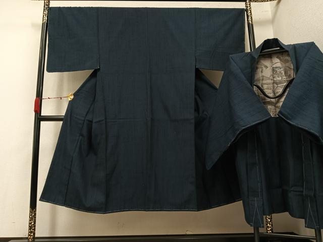 ■■■　サイズ　■■■ 【着物】 身丈 134cm（肩から） 裄丈 67.5cm 袖丈 46.5cm　縫込み 2cm 袖幅 34cm 前幅 26cm 後幅 30cm 着物縫いこみ 内揚げ 7cm 裄 お袖側 約2cm　身頃側 約1.5cm 【羽織】 身丈 89cm（肩から） 裄丈 68cm 袖丈 48.5cm　縫込み 1cm 袖幅 34.5cm 前幅 20cm 後幅 30cm 裄 お袖側 約2cm　身頃側 約2.5cm ■■■　商品詳細　■■■ 【正絹】 着物の状態は接写画像のように衿山に薄い汚れがございますが その他特に目立ったシミ汚れなどもなく大変良い状態です。 大変上質な逸品になります。 お安く出品致しますので、是非この機会にいかがでしょうか？ ■■■　注意事項　■■■ ■モニター発色の具合により色合いが異なる場合がございます。 ■寸法は多少の誤差が生じる場合がございますのでご了承ください。 ■縫込みの長さが左右非対称の場合は短い部分を記載しております。 左右非対称であってもご返品・お値引き等の保証は出来かねますので、ご了承の上ご購入をお願い致します。 ■シミ等のチェックには注意を払っておりますが、見落としがある場合もございますし、個人の見解も様々ですので神経質な方のご購入はお控えください。 ■箪笥に入っておりました着物や帯なので畳みシワや匂いがあるものもございます。 ■お休みは基本的に土日祝となりますが、その他臨時でお休みする場合がございますのでご了承ください。 ■商品の発送は平日のみの発送となります。 ■夜間と土曜、日曜日はお問い合わせの回答が遅れる場合がございます。 ■当店では、お直し、紋入れ、お手入れ等は承っておりません。 ■生地の状態（ヤケ、経年劣化等）によってはサイズ直しが出来ない場合がございます。 その点もどうかご了承のうえ、ご購入をお願いいたします。 ■弊社で取り扱う商品は一点ものにつき、時期や在庫状況に応じて金額が変更となる場合がございます。 ■検針は行っておりません。予めご了承いただきますようお願いいたします。 ■【洗える着物】と記載のある商品におきましては、商品お届け後に洗濯を行ってしまってからのご返品にはご対応しかねます。 念の為、専門店でのお手入れをお願いいたします。 ■写真に写っている物が全てになります。それ以外の付属品はございませんのでご了承ください。 ■状態に関する写真につきましては、掲載可能な写真枚数に限りがあるため、各箇所につき1枚参考画像を掲載しております。 ■着物のサイズ目安は下記を参考ください↓ ＜女性着物＞　お端折り次第で＋5cm　−1cmが着用可能サイズ 　例）身丈170cmの場合、身長160cm〜175cm ＜男性着物＞　身丈＋約25cm〜27cm程が適応身長 　例）身丈155cmの場合、身長180〜182cm