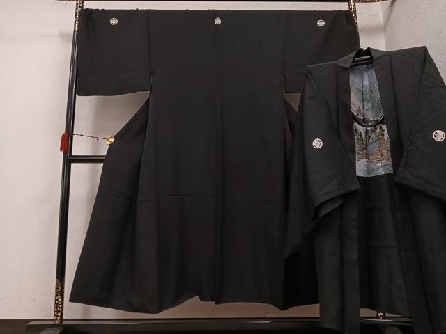■■■　サイズ　■■■ 身丈 143cm（肩から） 裄丈 72.5cm 袖丈 46.5cm　縫込み 3cm 袖幅 37cm 前幅 26.5cm 後幅 33cm 着物縫いこみ 内揚げ 2cm 裄 お袖側 約3cm　身頃側 約3cm 【羽織】 身丈 95cm（肩から） 裄丈 75cm 袖丈 48cm　縫込み 4cm 袖幅 38.5cm 前幅 22.5cm 後幅 32.5cm 着物縫いこみ 内揚げ 0cm 裄 お袖側 約1cm　身頃側 約2cm ■■■　商品詳細　■■■ 【正絹・五つ紋】 着物の状態は接写画像のように袖口・衿山に薄い汚れがございますが その他特に目立ったシミ汚れなどもなく大変良い状態です。 大変上質な逸品になります。 お安く出品致しますので、是非この機会にいかがでしょうか？ ■■■　注意事項　■■■ ■モニター発色の具合により色合いが異なる場合がございます。 ■寸法は多少の誤差が生じる場合がございますのでご了承ください。 ■縫込みの長さが左右非対称の場合は短い部分を記載しております。 左右非対称であってもご返品・お値引き等の保証は出来かねますので、ご了承の上ご購入をお願い致します。 ■シミ等のチェックには注意を払っておりますが、見落としがある場合もございますし、個人の見解も様々ですので神経質な方のご購入はお控えください。 ■箪笥に入っておりました着物や帯なので畳みシワや匂いがあるものもございます。 ■お休みは基本的に土日祝となりますが、その他臨時でお休みする場合がございますのでご了承ください。 ■商品の発送は平日のみの発送となります。 ■夜間と土曜、日曜日はお問い合わせの回答が遅れる場合がございます。 ■当店では、お直し、紋入れ、お手入れ等は承っておりません。 ■生地の状態（ヤケ、経年劣化等）によってはサイズ直しが出来ない場合がございます。 その点もどうかご了承のうえ、ご購入をお願いいたします。 ■弊社で取り扱う商品は一点ものにつき、時期や在庫状況に応じて金額が変更となる場合がございます。 ■検針は行っておりません。予めご了承いただきますようお願いいたします。 ■【洗える着物】と記載のある商品におきましては、商品お届け後に洗濯を行ってしまってからのご返品にはご対応しかねます。 念の為、専門店でのお手入れをお願いいたします。 ■写真に写っている物が全てになります。それ以外の付属品はございませんのでご了承ください。 ■状態に関する写真につきましては、掲載可能な写真枚数に限りがあるため、各箇所につき1枚参考画像を掲載しております。 ■着物のサイズ目安は下記を参考ください↓ ＜女性着物＞　お端折り次第で＋5cm　−1cmが着用可能サイズ 　例）身丈170cmの場合、身長160cm〜175cm ＜男性着物＞　身丈＋約25cm〜27cm程が適応身長 　例）身丈155cmの場合、身長180〜182cm