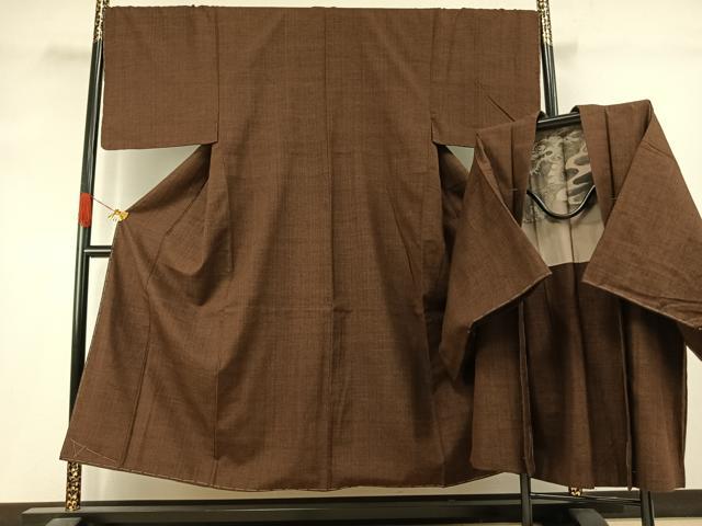 ■■■　サイズ　■■■ 【着物】 身丈 150cm（肩から） 裄丈 69cm 袖丈 48cm　縫込み 3.5cm 袖幅 34.5cm 前幅 25cm 後幅 33cm 着物縫いこみ 内揚げ 6cm 裄 お袖側 約1.5cm　身頃側 約1cm 【羽織】 身丈 92cm（肩から） 裄丈 71cm 袖丈 49cm　縫込み 2cm 袖幅 36cm 前幅 20cm 後幅 33cm 裄 お袖側 約1cm　身頃側 約0cm ■■■　商品詳細　■■■ 【正絹・未使用】 状態は特に目立ったシミ汚れなどもなく大変良い状態です。 大変上質な逸品になります。 お安く出品致しますので、是非この機会にいかがでしょうか？ ■■■　注意事項　■■■ ■モニター発色の具合により色合いが異なる場合がございます。 ■寸法は多少の誤差が生じる場合がございますのでご了承ください。 ■縫込みの長さが左右非対称の場合は短い部分を記載しております。 左右非対称であってもご返品・お値引き等の保証は出来かねますので、ご了承の上ご購入をお願い致します。 ■シミ等のチェックには注意を払っておりますが、見落としがある場合もございますし、個人の見解も様々ですので神経質な方のご購入はお控えください。 ■箪笥に入っておりました着物や帯なので畳みシワや匂いがあるものもございます。 ■お休みは基本的に土日祝となりますが、その他臨時でお休みする場合がございますのでご了承ください。 ■商品の発送は平日のみの発送となります。 ■夜間と土曜、日曜日はお問い合わせの回答が遅れる場合がございます。 ■当店では、お直し、紋入れ、お手入れ等は承っておりません。 ■生地の状態（ヤケ、経年劣化等）によってはサイズ直しが出来ない場合がございます。 その点もどうかご了承のうえ、ご購入をお願いいたします。 ■弊社で取り扱う商品は一点ものにつき、時期や在庫状況に応じて金額が変更となる場合がございます。 ■検針は行っておりません。予めご了承いただきますようお願いいたします。 ■【洗える着物】と記載のある商品におきましては、商品お届け後に洗濯を行ってしまってからのご返品にはご対応しかねます。 念の為、専門店でのお手入れをお願いいたします。 ■写真に写っている物が全てになります。それ以外の付属品はございませんのでご了承ください。 ■状態に関する写真につきましては、掲載可能な写真枚数に限りがあるため、各箇所につき1枚参考画像を掲載しております。 ■着物のサイズ目安は下記を参考ください↓ ＜女性着物＞　お端折り次第で＋5cm　−1cmが着用可能サイズ 　例）身丈170cmの場合、身長160cm〜175cm ＜男性着物＞　身丈＋約25cm〜27cm程が適応身長 　例）身丈155cmの場合、身長180〜182cm