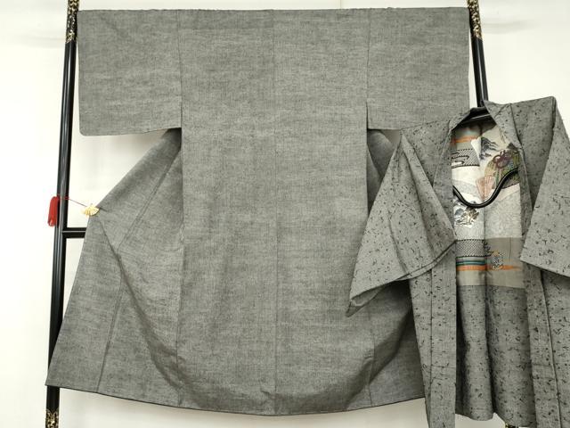 ■■■　サイズ　■■■ 【着物】 身丈 135cm（肩から） 裄丈 68cm 袖丈 47cm　縫込み 2cm 袖幅 34.5cm 前幅 25.5cm 後幅 30.5cm 着物縫いこみ 内揚げ 5.5cm 裄 お袖側 約3.5cm　身頃側 約4cm 【羽織】 身丈 86.5cm（肩から） 裄丈 69cm 袖丈 47.5cm　縫込み 2.5cm 袖幅 35cm 前幅 18.5cm 後幅 30.5cm 裄 お袖側 約3cm　身頃側 約3cm ■■■　商品詳細　■■■ 【正絹・未使用】 羽織の状態は接写画像のように右袖前に薄い汚れがございますが その他特に目立ったシミ汚れなどもなく大変良い状態です。 大変上質な逸品になります。 お安く出品致しますので、是非この機会にいかがでしょうか？ ■■■　注意事項　■■■ ■モニター発色の具合により色合いが異なる場合がございます。 ■寸法は多少の誤差が生じる場合がございますのでご了承ください。 ■縫込みの長さが左右非対称の場合は短い部分を記載しております。 左右非対称であってもご返品・お値引き等の保証は出来かねますので、ご了承の上ご購入をお願い致します。 ■シミ等のチェックには注意を払っておりますが、見落としがある場合もございますし、個人の見解も様々ですので神経質な方のご購入はお控えください。 ■箪笥に入っておりました着物や帯なので畳みシワや匂いがあるものもございます。 ■お休みは基本的に土日祝となりますが、その他臨時でお休みする場合がございますのでご了承ください。 ■商品の発送は平日のみの発送となります。 ■夜間と土曜、日曜日はお問い合わせの回答が遅れる場合がございます。 ■当店では、お直し、紋入れ、お手入れ等は承っておりません。 ■生地の状態（ヤケ、経年劣化等）によってはサイズ直しが出来ない場合がございます。 その点もどうかご了承のうえ、ご購入をお願いいたします。 ■弊社で取り扱う商品は一点ものにつき、時期や在庫状況に応じて金額が変更となる場合がございます。 ■検針は行っておりません。予めご了承いただきますようお願いいたします。 ■【洗える着物】と記載のある商品におきましては、商品お届け後に洗濯を行ってしまってからのご返品にはご対応しかねます。 念の為、専門店でのお手入れをお願いいたします。 ■写真に写っている物が全てになります。それ以外の付属品はございませんのでご了承ください。 ■状態に関する写真につきましては、掲載可能な写真枚数に限りがあるため、各箇所につき1枚参考画像を掲載しております。 ■着物のサイズ目安は下記を参考ください↓ ＜女性着物＞　お端折り次第で＋5cm　−1cmが着用可能サイズ 　例）身丈170cmの場合、身長160cm〜175cm ＜男性着物＞　身丈＋約25cm〜27cm程が適応身長 　例）身丈155cmの場合、身長180〜182cm