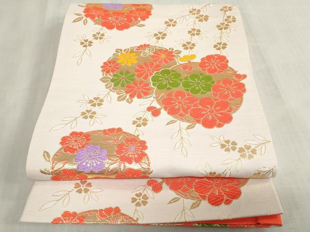 ■■■　サイズ　■■■ 長さ 404cm　幅 27cm程 ■■■　商品詳細　■■■ 【化繊・芯なし】 状態は接写画像のように胴回り・裏地に薄い汚れがございますがその他特に目立ったシミ汚れなどもなく大変良い状態です。 お安く出品致しますので、是非この機会にいかがでしょうか？ ■■■　注意事項　■■■ ■モニター発色の具合により色合いが異なる場合がございます。 ■寸法は多少の誤差が生じる場合がございますのでご了承ください。 ■縫込みの長さが左右非対称の場合は短い部分を記載しております。 左右非対称であってもご返品・お値引き等の保証は出来かねますので、ご了承の上ご購入をお願い致します。 ■シミ等のチェックには注意を払っておりますが、見落としがある場合もございますし、個人の見解も様々ですので神経質な方のご購入はお控えください。 ■箪笥に入っておりました着物や帯なので畳みシワや匂いがあるものもございます。 ■お休みは基本的に土日祝となりますが、その他臨時でお休みする場合がございますのでご了承ください。 ■商品の発送は平日のみの発送となります。 ■夜間と土曜、日曜日はお問い合わせの回答が遅れる場合がございます。 ■当店では、お直し、紋入れ、お手入れ等は承っておりません。 ■生地の状態（ヤケ、経年劣化等）によってはサイズ直しが出来ない場合がございます。 その点もどうかご了承のうえ、ご購入をお願いいたします。 ■弊社で取り扱う商品は一点ものにつき、時期や在庫状況に応じて金額が変更となる場合がございます。 ■検針は行っておりません。予めご了承いただきますようお願いいたします。 ■【洗える着物】と記載のある商品におきましては、商品お届け後に洗濯を行ってしまってからのご返品にはご対応しかねます。 念の為、専門店でのお手入れをお願いいたします。 ■写真に写っている物が全てになります。それ以外の付属品はございませんのでご了承ください。 ■状態に関する写真につきましては、掲載可能な写真枚数に限りがあるため、各箇所につき1枚参考画像を掲載しております。 ■着物のサイズ目安は下記を参考ください↓ ＜女性着物＞　お端折り次第で＋5cm　−1cmが着用可能サイズ 　例）身丈170cmの場合、身長160cm〜175cm ＜男性着物＞　身丈＋約25cm〜27cm程が適応身長 　例）身丈155cmの場合、身長180〜182cm