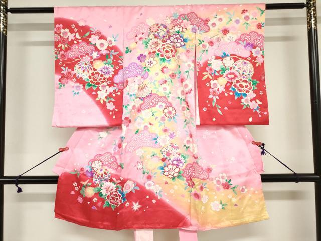 ■■■　サイズ　■■■ 【着物】 身丈 100.5cm（肩から） 裄丈 48.5cm 袖丈 56.5cm ■■■　商品詳細　■■■ 産着【表地：正絹・裏地：ポリエステル100％・襦袢：ポリエステル100％】 状態は接写画像のように左袖前後・襦袢表地・裏地に薄い汚れ、 下前・裏地に生地の溶けがございますが その他特に目立ったシミ汚れなどもなく大変良い状態です。 大変上質な逸品になります。 お安く出品致しますので、是非この機会にいかがでしょうか？ ■■■　注意事項　■■■ ■モニター発色の具合により色合いが異なる場合がございます。 ■寸法は多少の誤差が生じる場合がございますのでご了承ください。 ■縫込みの長さが左右非対称の場合は短い部分を記載しております。 左右非対称であってもご返品・お値引き等の保証は出来かねますので、ご了承の上ご購入をお願い致します。 ■シミ等のチェックには注意を払っておりますが、見落としがある場合もございますし、個人の見解も様々ですので神経質な方のご購入はお控えください。 ■箪笥に入っておりました着物や帯なので畳みシワや匂いがあるものもございます。 ■お休みは基本的に土日祝となりますが、その他臨時でお休みする場合がございますのでご了承ください。 ■商品の発送は平日のみの発送となります。 ■夜間と土曜、日曜日はお問い合わせの回答が遅れる場合がございます。 ■当店では、お直し、紋入れ、お手入れ等は承っておりません。 ■生地の状態（ヤケ、経年劣化等）によってはサイズ直しが出来ない場合がございます。 その点もどうかご了承のうえ、ご購入をお願いいたします。 ■弊社で取り扱う商品は一点ものにつき、時期や在庫状況に応じて金額が変更となる場合がございます。 ■検針は行っておりません。予めご了承いただきますようお願いいたします。 ■【洗える着物】と記載のある商品におきましては、商品お届け後に洗濯を行ってしまってからのご返品にはご対応しかねます。 念の為、専門店でのお手入れをお願いいたします。 ■写真に写っている物が全てになります。それ以外の付属品はございませんのでご了承ください。 ■状態に関する写真につきましては、掲載可能な写真枚数に限りがあるため、各箇所につき1枚参考画像を掲載しております。 ■着物のサイズ目安は下記を参考ください↓ ＜女性着物＞　お端折り次第で＋5cm　−1cmが着用可能サイズ 　例）身丈170cmの場合、身長160cm〜175cm ＜男性着物＞　身丈＋約25cm〜27cm程が適応身長 　例）身丈155cmの場合、身長180〜182cm