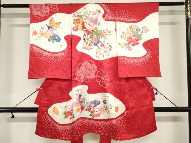 ■■■　サイズ　■■■ 【着物】 身丈 98.5cm（肩から） 裄丈 46.5cm 袖丈 57cm ■■■　商品詳細　■■■ 産着【正絹】 状態は接写画像のように両袖前後に薄い汚れがございますが その他特に目立ったシミ汚れなどもなく大変良い状態です。 大変上質な逸品になります。 お安く出品致しますので、是非この機会にいかがでしょうか？ ※襦袢の付属がございません。 ■■■　注意事項　■■■ ■モニター発色の具合により色合いが異なる場合がございます。 ■寸法は多少の誤差が生じる場合がございますのでご了承ください。 ■縫込みの長さが左右非対称の場合は短い部分を記載しております。 左右非対称であってもご返品・お値引き等の保証は出来かねますので、ご了承の上ご購入をお願い致します。 ■シミ等のチェックには注意を払っておりますが、見落としがある場合もございますし、個人の見解も様々ですので神経質な方のご購入はお控えください。 ■箪笥に入っておりました着物や帯なので畳みシワや匂いがあるものもございます。 ■お休みは基本的に土日祝となりますが、その他臨時でお休みする場合がございますのでご了承ください。 ■商品の発送は平日のみの発送となります。 ■夜間と土曜、日曜日はお問い合わせの回答が遅れる場合がございます。 ■当店では、お直し、紋入れ、お手入れ等は承っておりません。 ■生地の状態（ヤケ、経年劣化等）によってはサイズ直しが出来ない場合がございます。 その点もどうかご了承のうえ、ご購入をお願いいたします。 ■弊社で取り扱う商品は一点ものにつき、時期や在庫状況に応じて金額が変更となる場合がございます。 ■検針は行っておりません。予めご了承いただきますようお願いいたします。 ■【洗える着物】と記載のある商品におきましては、商品お届け後に洗濯を行ってしまってからのご返品にはご対応しかねます。 念の為、専門店でのお手入れをお願いいたします。 ■写真に写っている物が全てになります。それ以外の付属品はございませんのでご了承ください。 ■状態に関する写真につきましては、掲載可能な写真枚数に限りがあるため、各箇所につき1枚参考画像を掲載しております。 ■着物のサイズ目安は下記を参考ください↓ ＜女性着物＞　お端折り次第で＋5cm　−1cmが着用可能サイズ 　例）身丈170cmの場合、身長160cm〜175cm ＜男性着物＞　身丈＋約25cm〜27cm程が適応身長 　例）身丈155cmの場合、身長180〜182cm