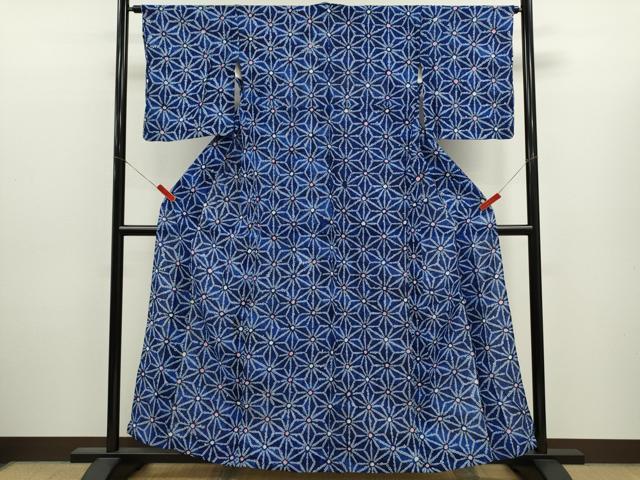 ■■■　サイズ　■■■ 身丈 158cm（肩から） 裄丈 64cm 袖丈 47cm　縫込み 4.5cm 袖幅 32cm 前幅 23.5cm 後幅 30cm 着物縫いこみ 内揚げ 0cm 裄 お袖側 約2cm　身頃側 約1.5cm ■■■　商品詳細　■■■ 【綿】 状態は接写画像のように上前・おくみ・後身頃・背当てに薄い汚れがございますが その他特に目立ったシミ汚れなどもなく大変良い状態です。 人気の高い“有松鳴海絞り”の浴衣でございます。 “鳴海絞り”ならではの表情を生み出す立体感と 淡いぼかしで息を吹き込まれ、 今にも動き出しそうな迫力を放っております。 夏祭りや花火大会、これから増えるイベントに連れ立って、 より夏をお楽しみ下さいませ。 大変上質な逸品になります。 お安く出品致しますので、是非この機会にいかがでしょうか？ ■■■　注意事項　■■■ ■モニター発色の具合により色合いが異なる場合がございます。 ■寸法は多少の誤差が生じる場合がございますのでご了承ください。 ■縫込みの長さが左右非対称の場合は短い部分を記載しております。 左右非対称であってもご返品・お値引き等の保証は出来かねますので、ご了承の上ご購入をお願い致します。 ■シミ等のチェックには注意を払っておりますが、見落としがある場合もございますし、個人の見解も様々ですので神経質な方のご購入はお控えください。 ■箪笥に入っておりました着物や帯なので畳みシワや匂いがあるものもございます。 ■お休みは基本的に土日祝となりますが、その他臨時でお休みする場合がございますのでご了承ください。 ■商品の発送は平日のみの発送となります。 ■夜間と土曜、日曜日はお問い合わせの回答が遅れる場合がございます。 ■当店では、お直し、紋入れ、お手入れ等は承っておりません。 ■生地の状態（ヤケ、経年劣化等）によってはサイズ直しが出来ない場合がございます。 その点もどうかご了承のうえ、ご購入をお願いいたします。 ■弊社で取り扱う商品は一点ものにつき、時期や在庫状況に応じて金額が変更となる場合がございます。 ■検針は行っておりません。予めご了承いただきますようお願いいたします。 ■【洗える着物】と記載のある商品におきましては、商品お届け後に洗濯を行ってしまってからのご返品にはご対応しかねます。 念の為、専門店でのお手入れをお願いいたします。 ■写真に写っている物が全てになります。それ以外の付属品はございませんのでご了承ください。 ■状態に関する写真につきましては、掲載可能な写真枚数に限りがあるため、各箇所につき1枚参考画像を掲載しております。 ■着物のサイズ目安は下記を参考ください↓ ＜女性着物＞　お端折り次第で＋5cm　−1cmが着用可能サイズ 　例）身丈170cmの場合、身長160cm〜175cm ＜男性着物＞　身丈＋約25cm〜27cm程が適応身長 　例）身丈155cmの場合、身長180〜182cm