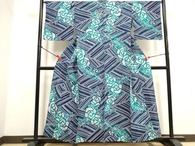 ■■■　サイズ　■■■ 身丈 156.5cm（肩から） 裄丈 66cm 袖丈 48cm　縫込み 3.5cm 袖幅 33cm 前幅 26cm 後幅 32cm 着物縫いこみ 内揚げ 0cm 裄 お袖側 約2.5cm　身頃側 約3cm ■■■　商品詳細　■■■ 【綿】 状態は接写画像のように肩当てに薄い汚れがございますが その他特に目立ったシミ汚れなどもなく大変良い状態です。 人気の高い“有松鳴海絞り”の浴衣でございます。 “鳴海絞り”ならではの表情を生み出す立体感と 淡いぼかしで息を吹き込まれ、 今にも動き出しそうな迫力を放っております。 夏祭りや花火大会、これから増えるイベントに連れ立って、 より夏をお楽しみ下さいませ。 大変上質な逸品になります。 お安く出品致しますので、是非この機会にいかがでしょうか？ ■■■　注意事項　■■■ ■モニター発色の具合により色合いが異なる場合がございます。 ■寸法は多少の誤差が生じる場合がございますのでご了承ください。 ■縫込みの長さが左右非対称の場合は短い部分を記載しております。 左右非対称であってもご返品・お値引き等の保証は出来かねますので、ご了承の上ご購入をお願い致します。 ■シミ等のチェックには注意を払っておりますが、見落としがある場合もございますし、個人の見解も様々ですので神経質な方のご購入はお控えください。 ■箪笥に入っておりました着物や帯なので畳みシワや匂いがあるものもございます。 ■お休みは基本的に土日祝となりますが、その他臨時でお休みする場合がございますのでご了承ください。 ■商品の発送は平日のみの発送となります。 ■夜間と土曜、日曜日はお問い合わせの回答が遅れる場合がございます。 ■当店では、お直し、紋入れ、お手入れ等は承っておりません。 ■生地の状態（ヤケ、経年劣化等）によってはサイズ直しが出来ない場合がございます。 その点もどうかご了承のうえ、ご購入をお願いいたします。 ■弊社で取り扱う商品は一点ものにつき、時期や在庫状況に応じて金額が変更となる場合がございます。 ■検針は行っておりません。予めご了承いただきますようお願いいたします。 ■【洗える着物】と記載のある商品におきましては、商品お届け後に洗濯を行ってしまってからのご返品にはご対応しかねます。 念の為、専門店でのお手入れをお願いいたします。 ■写真に写っている物が全てになります。それ以外の付属品はございませんのでご了承ください。 ■状態に関する写真につきましては、掲載可能な写真枚数に限りがあるため、各箇所につき1枚参考画像を掲載しております。 ■着物のサイズ目安は下記を参考ください↓ ＜女性着物＞　お端折り次第で＋5cm　−1cmが着用可能サイズ 　例）身丈170cmの場合、身長160cm〜175cm ＜男性着物＞　身丈＋約25cm〜27cm程が適応身長 　例）身丈155cmの場合、身長180〜182cm