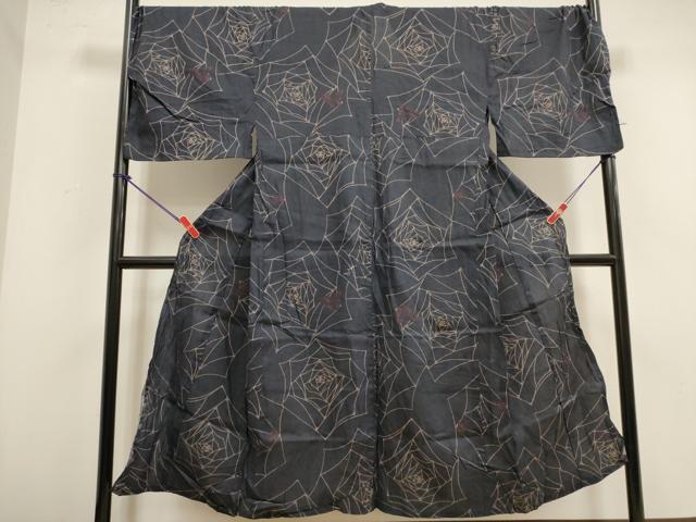 ■■■　サイズ　■■■ 身丈 147cm（肩から） 裄丈 75cm 袖丈 50.5cm　縫込み 2cm 袖幅 28cm 前幅 27.5cm 後幅 33cm 着物縫いこみ 内揚げ 2cm 裄 お袖側 約1.5cm　身頃側 約0cm ■■■　商品詳細　■■■ 【綿】 状態は接写画像のように表地・両袖前後・裏地・衿裏に薄い汚れ、右袖後に糸解れがございます。 大変上質な逸品になります。 ぜひお手入れをされてお召しになられてはいかがでしょうか。 お安く出品致しますので、是非この機会にいかがでしょうか？ ■■■　注意事項　■■■ ■モニター発色の具合により色合いが異なる場合がございます。 ■寸法は多少の誤差が生じる場合がございますのでご了承ください。 ■縫込みの長さが左右非対称の場合は短い部分を記載しております。 左右非対称であってもご返品・お値引き等の保証は出来かねますので、ご了承の上ご購入をお願い致します。 ■シミ等のチェックには注意を払っておりますが、見落としがある場合もございますし、個人の見解も様々ですので神経質な方のご購入はお控えください。 ■箪笥に入っておりました着物や帯なので畳みシワや匂いがあるものもございます。 ■お休みは基本的に土日祝となりますが、その他臨時でお休みする場合がございますのでご了承ください。 ■商品の発送は平日のみの発送となります。 ■夜間と土曜、日曜日はお問い合わせの回答が遅れる場合がございます。 ■当店では、お直し、紋入れ、お手入れ等は承っておりません。 ■生地の状態（ヤケ、経年劣化等）によってはサイズ直しが出来ない場合がございます。 その点もどうかご了承のうえ、ご購入をお願いいたします。 ■弊社で取り扱う商品は一点ものにつき、時期や在庫状況に応じて金額が変更となる場合がございます。 ■検針は行っておりません。予めご了承いただきますようお願いいたします。 ■【洗える着物】と記載のある商品におきましては、商品お届け後に洗濯を行ってしまってからのご返品にはご対応しかねます。 念の為、専門店でのお手入れをお願いいたします。 ■写真に写っている物が全てになります。それ以外の付属品はございませんのでご了承ください。 ■状態に関する写真につきましては、掲載可能な写真枚数に限りがあるため、各箇所につき1枚参考画像を掲載しております。 ■着物のサイズ目安は下記を参考ください↓ ＜女性着物＞　お端折り次第で＋5cm　−1cmが着用可能サイズ 　例）身丈170cmの場合、身長160cm〜175cm ＜男性着物＞　身丈＋約25cm〜27cm程が適応身長 　例）身丈155cmの場合、身長180〜182cm