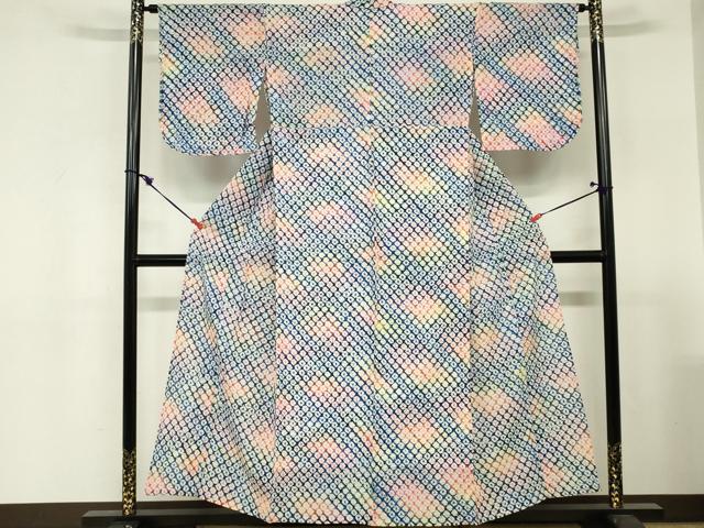 ■■■　サイズ　■■■ 身丈 154cm（肩から） 裄丈 63.5cm 袖丈 47.5cm　縫込み 2.5cm 袖幅 32cm 前幅 25cm 後幅 31cm 着物縫いこみ 内揚げ 0cm 裄 お袖側 約2cm　身頃側 約2.5cm ■■■　商品詳細　■■■ 【綿】 状態は接写画像のように居敷当て・肩当てに薄い汚れがございますが その他特に目立ったシミ汚れなどもなく大変良い状態です。 人気の高い“有松鳴海絞り”の浴衣でございます。 “鳴海絞り”ならではの表情を生み出す立体感と 淡いぼかしで息を吹き込まれ、 今にも動き出しそうな迫力を放っております。 夏祭りや花火大会、これから増えるイベントに連れ立って、 より夏をお楽しみ下さいませ。 大変上質な逸品になります。 お安く出品致しますので、是非この機会にいかがでしょうか？ ■■■　注意事項　■■■ ■モニター発色の具合により色合いが異なる場合がございます。 ■寸法は多少の誤差が生じる場合がございますのでご了承ください。 ■縫込みの長さが左右非対称の場合は短い部分を記載しております。 左右非対称であってもご返品・お値引き等の保証は出来かねますので、ご了承の上ご購入をお願い致します。 ■シミ等のチェックには注意を払っておりますが、見落としがある場合もございますし、個人の見解も様々ですので神経質な方のご購入はお控えください。 ■箪笥に入っておりました着物や帯なので畳みシワや匂いがあるものもございます。 ■お休みは基本的に土日祝となりますが、その他臨時でお休みする場合がございますのでご了承ください。 ■商品の発送は平日のみの発送となります。 ■夜間と土曜、日曜日はお問い合わせの回答が遅れる場合がございます。 ■当店では、お直し、紋入れ、お手入れ等は承っておりません。 ■生地の状態（ヤケ、経年劣化等）によってはサイズ直しが出来ない場合がございます。 その点もどうかご了承のうえ、ご購入をお願いいたします。 ■弊社で取り扱う商品は一点ものにつき、時期や在庫状況に応じて金額が変更となる場合がございます。 ■検針は行っておりません。予めご了承いただきますようお願いいたします。 ■【洗える着物】と記載のある商品におきましては、商品お届け後に洗濯を行ってしまってからのご返品にはご対応しかねます。 念の為、専門店でのお手入れをお願いいたします。 ■写真に写っている物が全てになります。それ以外の付属品はございませんのでご了承ください。 ■状態に関する写真につきましては、掲載可能な写真枚数に限りがあるため、各箇所につき1枚参考画像を掲載しております。 ■着物のサイズ目安は下記を参考ください↓ ＜女性着物＞　お端折り次第で＋5cm　−1cmが着用可能サイズ 　例）身丈170cmの場合、身長160cm〜175cm ＜男性着物＞　身丈＋約25cm〜27cm程が適応身長 　例）身丈155cmの場合、身長180〜182cm