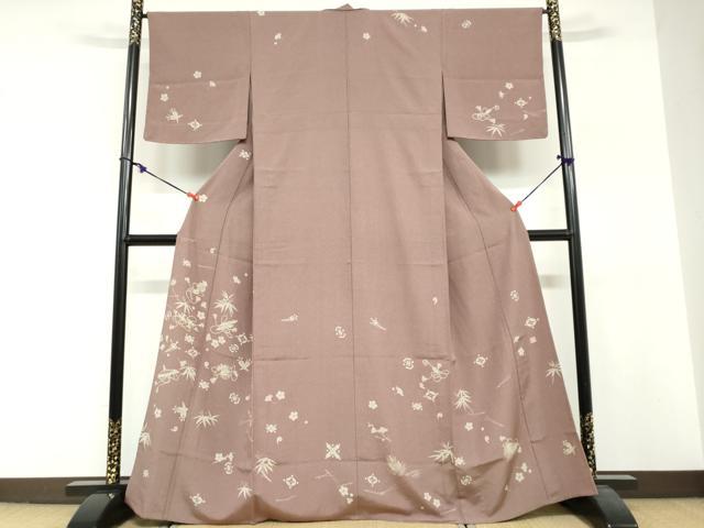 ■■■　サイズ　■■■ 身丈 162.5cm（肩から） 裄丈 66cm 袖丈 47.5cm　縫込み 6cm 袖幅 34cm 前幅 26.5cm 後幅 31cm 着物縫いこみ 内揚げ 3cm 裄 お袖側 約3cm　身頃側 約3cm ■■■　商品詳細　■■■ 【正絹・未使用】 状態は接写画像のように裏地に薄い汚れがございますが その他特に目立ったシミ汚れなどもなく大変良い状態です。 大変上質な逸品になります。 お安く出品致しますので、是非この機会にいかがでしょうか？ ■■■　注意事項　■■■ ■モニター発色の具合により色合いが異なる場合がございます。 ■寸法は多少の誤差が生じる場合がございますのでご了承ください。 ■縫込みの長さが左右非対称の場合は短い部分を記載しております。 左右非対称であってもご返品・お値引き等の保証は出来かねますので、ご了承の上ご購入をお願い致します。 ■シミ等のチェックには注意を払っておりますが、見落としがある場合もございますし、個人の見解も様々ですので神経質な方のご購入はお控えください。 ■箪笥に入っておりました着物や帯なので畳みシワや匂いがあるものもございます。 ■お休みは基本的に土日祝となりますが、その他臨時でお休みする場合がございますのでご了承ください。 ■商品の発送は平日のみの発送となります。 ■夜間と土曜、日曜日はお問い合わせの回答が遅れる場合がございます。 ■当店では、お直し、紋入れ、お手入れ等は承っておりません。 ■生地の状態（ヤケ、経年劣化等）によってはサイズ直しが出来ない場合がございます。 その点もどうかご了承のうえ、ご購入をお願いいたします。 ■弊社で取り扱う商品は一点ものにつき、時期や在庫状況に応じて金額が変更となる場合がございます。 ■検針は行っておりません。予めご了承いただきますようお願いいたします。 ■【洗える着物】と記載のある商品におきましては、商品お届け後に洗濯を行ってしまってからのご返品にはご対応しかねます。 念の為、専門店でのお手入れをお願いいたします。 ■写真に写っている物が全てになります。それ以外の付属品はございませんのでご了承ください。 ■状態に関する写真につきましては、掲載可能な写真枚数に限りがあるため、各箇所につき1枚参考画像を掲載しております。 ■着物のサイズ目安は下記を参考ください↓ ＜女性着物＞　お端折り次第で＋5cm　－1cmが着用可能サイズ 　例）身丈170cmの場合、身長160cm～175cm ＜男性着物＞　身丈＋約25cm～27cm程が適応身長 　例）身丈155cmの場合、身長180～182cm