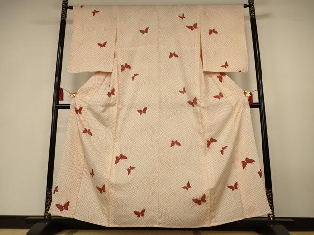■■■　サイズ　■■■ 身丈 158.5cm（肩から） 裄丈 63.5cm 袖丈 56cm　縫込み 4.5cm 袖幅 32cm 前幅 23cm 後幅 31.5cm 着物縫いこみ 内揚げ 0cm 裄 お袖側 約2.5cm　身頃側 約1.5cm ■■■　商品詳細　■■■ 【正絹】 状態は特に目立ったシミ汚れなどもなく大変良い状態です。 大変上質な逸品になります。 お安く出品致しますので、是非この機会にいかがでしょうか？ ■■■　注意事項　■■■ ■モニター発色の具合により色合いが異なる場合がございます。 ■寸法は多少の誤差が生じる場合がございますのでご了承ください。 ■縫込みの長さが左右非対称の場合は短い部分を記載しております。 左右非対称であってもご返品・お値引き等の保証は出来かねますので、ご了承の上ご購入をお願い致します。 ■シミ等のチェックには注意を払っておりますが、見落としがある場合もございますし、個人の見解も様々ですので神経質な方のご購入はお控えください。 ■箪笥に入っておりました着物や帯なので畳みシワや匂いがあるものもございます。 ■お休みは基本的に土日祝となりますが、その他臨時でお休みする場合がございますのでご了承ください。 ■商品の発送は平日のみの発送となります。 ■夜間と土曜、日曜日はお問い合わせの回答が遅れる場合がございます。 ■当店では、お直し、紋入れ、お手入れ等は承っておりません。 ■生地の状態（ヤケ、経年劣化等）によってはサイズ直しが出来ない場合がございます。 その点もどうかご了承のうえ、ご購入をお願いいたします。 ■弊社で取り扱う商品は一点ものにつき、時期や在庫状況に応じて金額が変更となる場合がございます。 ■検針は行っておりません。予めご了承いただきますようお願いいたします。 ■【洗える着物】と記載のある商品におきましては、商品お届け後に洗濯を行ってしまってからのご返品にはご対応しかねます。 念の為、専門店でのお手入れをお願いいたします。 ■写真に写っている物が全てになります。それ以外の付属品はございませんのでご了承ください。 ■状態に関する写真につきましては、掲載可能な写真枚数に限りがあるため、各箇所につき1枚参考画像を掲載しております。 ■着物のサイズ目安は下記を参考ください↓ ＜女性着物＞　お端折り次第で＋5cm　−1cmが着用可能サイズ 　例）身丈170cmの場合、身長160cm〜175cm ＜男性着物＞　身丈＋約25cm〜27cm程が適応身長 　例）身丈155cmの場合、身長180〜182cm