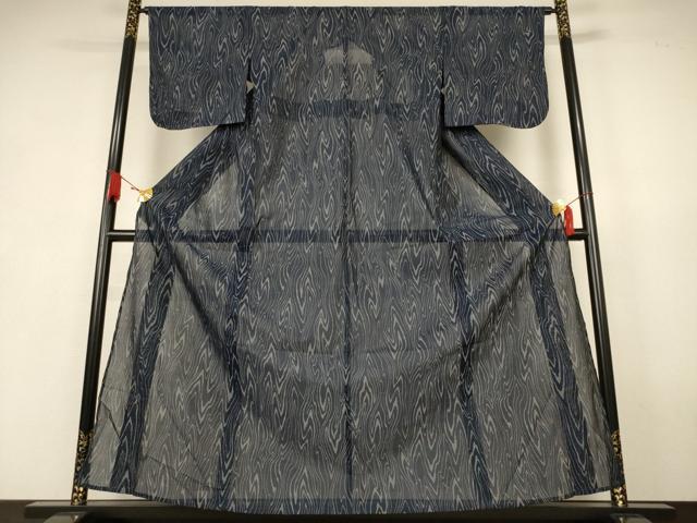 ■■■　サイズ　■■■ 身丈 159cm（肩から） 裄丈 64.5cm 袖丈 47cm　縫込み 6cm 袖幅 32cm 前幅 25cm 後幅 31.5cm 着物縫いこみ 内揚げ 4cm 裄 お袖側 約3cm　身頃側 約1cm ■■■　商品詳細　■■■ 【化繊・未使用】 状態は特に目立ったシミ汚れなどもなく大変良い状態です。 お安く出品致しますので、是非この機会にいかがでしょうか？ ■■■　注意事項　■■■ ■モニター発色の具合により色合いが異なる場合がございます。 ■寸法は多少の誤差が生じる場合がございますのでご了承ください。 ■縫込みの長さが左右非対称の場合は短い部分を記載しております。 左右非対称であってもご返品・お値引き等の保証は出来かねますので、ご了承の上ご購入をお願い致します。 ■シミ等のチェックには注意を払っておりますが、見落としがある場合もございますし、個人の見解も様々ですので神経質な方のご購入はお控えください。 ■箪笥に入っておりました着物や帯なので畳みシワや匂いがあるものもございます。 ■お休みは基本的に土日祝となりますが、その他臨時でお休みする場合がございますのでご了承ください。 ■商品の発送は平日のみの発送となります。 ■夜間と土曜、日曜日はお問い合わせの回答が遅れる場合がございます。 ■当店では、お直し、紋入れ、お手入れ等は承っておりません。 ■生地の状態（ヤケ、経年劣化等）によってはサイズ直しが出来ない場合がございます。 その点もどうかご了承のうえ、ご購入をお願いいたします。 ■弊社で取り扱う商品は一点ものにつき、時期や在庫状況に応じて金額が変更となる場合がございます。 ■検針は行っておりません。予めご了承いただきますようお願いいたします。 ■【洗える着物】と記載のある商品におきましては、商品お届け後に洗濯を行ってしまってからのご返品にはご対応しかねます。 念の為、専門店でのお手入れをお願いいたします。 ■写真に写っている物が全てになります。それ以外の付属品はございませんのでご了承ください。 ■状態に関する写真につきましては、掲載可能な写真枚数に限りがあるため、各箇所につき1枚参考画像を掲載しております。 ■着物のサイズ目安は下記を参考ください↓ ＜女性着物＞　お端折り次第で＋5cm　−1cmが着用可能サイズ 　例）身丈170cmの場合、身長160cm〜175cm ＜男性着物＞　身丈＋約25cm〜27cm程が適応身長 　例）身丈155cmの場合、身長180〜182cm