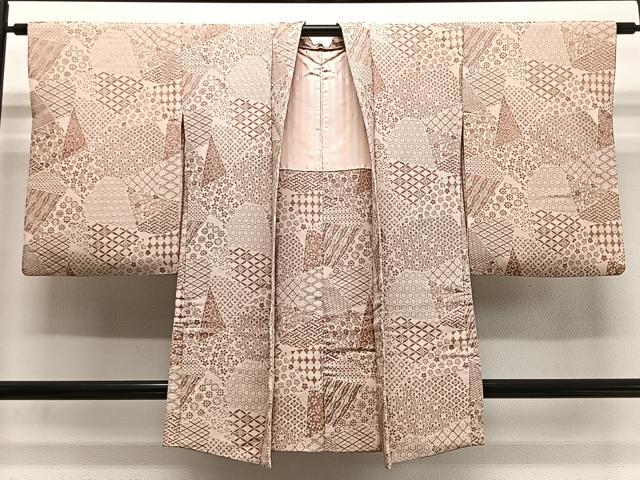 ■■■　サイズ　■■■ 身丈 88cm（肩から） 裄丈 62cm 袖丈 55cm　縫込み 9cm 袖幅 32cm 前幅 16.5cm 後幅 28.5cm 裄 お袖側 約3cm　身頃側 約3cm ■■■　商品詳細　■■■ 【正絹・一つ紋】 状態は接写画像のように上前・後身頃に汚れがございますが その他特に目立ったシミ汚れなどもなく大変良い状態です。 大変上質な逸品になります。 お安く出品致しますので、是非この機会にいかがでしょうか？ ■■■　注意事項　■■■ ■モニター発色の具合により色合いが異なる場合がございます。 ■寸法は多少の誤差が生じる場合がございますのでご了承ください。 ■縫込みの長さが左右非対称の場合は短い部分を記載しております。 左右非対称であってもご返品・お値引き等の保証は出来かねますので、ご了承の上ご購入をお願い致します。 ■シミ等のチェックには注意を払っておりますが、見落としがある場合もございますし、個人の見解も様々ですので神経質な方のご購入はお控えください。 ■箪笥に入っておりました着物や帯なので畳みシワや匂いがあるものもございます。 ■お休みは基本的に土日祝となりますが、その他臨時でお休みする場合がございますのでご了承ください。 ■商品の発送は平日のみの発送となります。 ■夜間と土曜、日曜日はお問い合わせの回答が遅れる場合がございます。 ■当店では、お直し、紋入れ、お手入れ等は承っておりません。 ■生地の状態（ヤケ、経年劣化等）によってはサイズ直しが出来ない場合がございます。 その点もどうかご了承のうえ、ご購入をお願いいたします。 ■弊社で取り扱う商品は一点ものにつき、時期や在庫状況に応じて金額が変更となる場合がございます。 ■検針は行っておりません。予めご了承いただきますようお願いいたします。 ■【洗える着物】と記載のある商品におきましては、商品お届け後に洗濯を行ってしまってからのご返品にはご対応しかねます。 念の為、専門店でのお手入れをお願いいたします。 ■写真に写っている物が全てになります。それ以外の付属品はございませんのでご了承ください。 ■状態に関する写真につきましては、掲載可能な写真枚数に限りがあるため、各箇所につき1枚参考画像を掲載しております。 ■着物のサイズ目安は下記を参考ください↓ ＜女性着物＞　お端折り次第で＋5cm　−1cmが着用可能サイズ 　例）身丈170cmの場合、身長160cm〜175cm ＜男性着物＞　身丈＋約25cm〜27cm程が適応身長 　例）身丈155cmの場合、身長180〜182cm