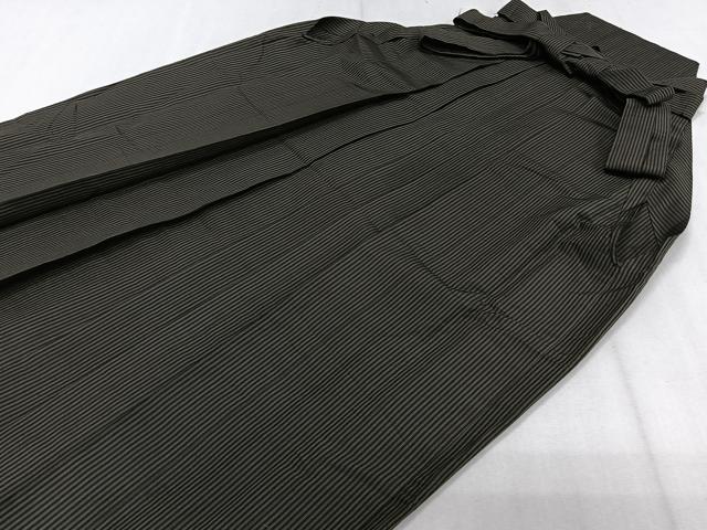 ■■■　サイズ　■■■ 紐下丈　約85.5cm ■■■　商品詳細　■■■ 【正絹】 状態は特に目立ったシミ汚れなどもなく大変良い状態です。 大変上質な逸品になります。 お安く出品致しますので、是非この機会にいかがでしょうか？ ■■■　注意事項　■■■ ■モニター発色の具合により色合いが異なる場合がございます。 ■寸法は多少の誤差が生じる場合がございますのでご了承ください。 ■縫込みの長さが左右非対称の場合は短い部分を記載しております。 左右非対称であってもご返品・お値引き等の保証は出来かねますので、ご了承の上ご購入をお願い致します。 ■シミ等のチェックには注意を払っておりますが、見落としがある場合もございますし、個人の見解も様々ですので神経質な方のご購入はお控えください。 ■箪笥に入っておりました着物や帯なので畳みシワや匂いがあるものもございます。 ■お休みは基本的に土日祝となりますが、その他臨時でお休みする場合がございますのでご了承ください。 ■商品の発送は平日のみの発送となります。 ■夜間と土曜、日曜日はお問い合わせの回答が遅れる場合がございます。 ■当店では、お直し、紋入れ、お手入れ等は承っておりません。 ■生地の状態（ヤケ、経年劣化等）によってはサイズ直しが出来ない場合がございます。 その点もどうかご了承のうえ、ご購入をお願いいたします。 ■弊社で取り扱う商品は一点ものにつき、時期や在庫状況に応じて金額が変更となる場合がございます。 ■検針は行っておりません。予めご了承いただきますようお願いいたします。 ■【洗える着物】と記載のある商品におきましては、商品お届け後に洗濯を行ってしまってからのご返品にはご対応しかねます。 念の為、専門店でのお手入れをお願いいたします。 ■写真に写っている物が全てになります。それ以外の付属品はございませんのでご了承ください。 ■状態に関する写真につきましては、掲載可能な写真枚数に限りがあるため、各箇所につき1枚参考画像を掲載しております。 ■着物のサイズ目安は下記を参考ください↓ ＜女性着物＞　お端折り次第で＋5cm　−1cmが着用可能サイズ 　例）身丈170cmの場合、身長160cm〜175cm ＜男性着物＞　身丈＋約25cm〜27cm程が適応身長 　例）身丈155cmの場合、身長180〜182cm