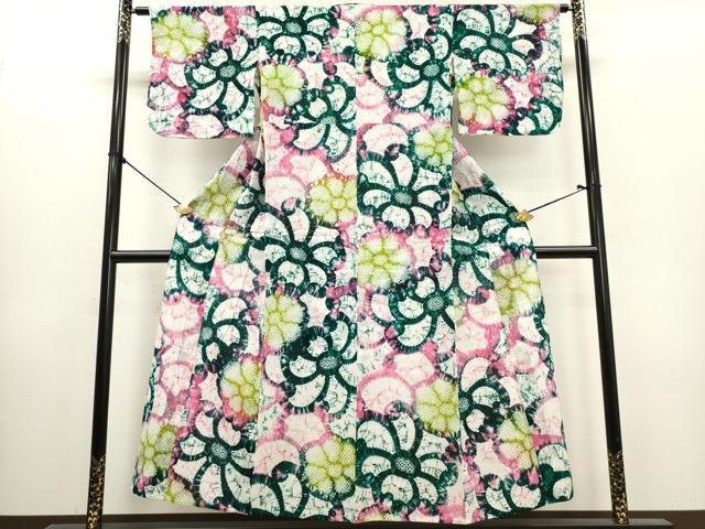 ■■■　サイズ　■■■ 身丈 150.5cm（肩から） 裄丈 62cm 袖丈 44cm　縫込み 2.5cm 袖幅 32cm 前幅 24cm 後幅 30cm 着物縫いこみ 内揚げ 0cm 裄 お袖側 約1cm　身頃側 約4cm ■■■　商品詳細　■■■ 【綿】 状態は接写画像のように肩当てに薄い汚れがございますが その他特に目立ったシミ汚れなどもなく大変良い状態です。 人気の高い“有松鳴海絞り”の浴衣でございます。 “鳴海絞り”ならではの表情を生み出す立体感と 淡いぼかしで息を吹き込まれ、 今にも動き出しそうな迫力を放っております。 夏祭りや花火大会、これから増えるイベントに連れ立って、 より夏をお楽しみ下さいませ。 大変上質な逸品になります。 お安く出品致しますので、是非この機会にいかがでしょうか？ ■■■　注意事項　■■■ ■モニター発色の具合により色合いが異なる場合がございます。 ■寸法は多少の誤差が生じる場合がございますのでご了承ください。 ■縫込みの長さが左右非対称の場合は短い部分を記載しております。 左右非対称であってもご返品・お値引き等の保証は出来かねますので、ご了承の上ご購入をお願い致します。 ■シミ等のチェックには注意を払っておりますが、見落としがある場合もございますし、個人の見解も様々ですので神経質な方のご購入はお控えください。 ■箪笥に入っておりました着物や帯なので畳みシワや匂いがあるものもございます。 ■お休みは基本的に土日祝となりますが、その他臨時でお休みする場合がございますのでご了承ください。 ■商品の発送は平日のみの発送となります。 ■夜間と土曜、日曜日はお問い合わせの回答が遅れる場合がございます。 ■当店では、お直し、紋入れ、お手入れ等は承っておりません。 ■生地の状態（ヤケ、経年劣化等）によってはサイズ直しが出来ない場合がございます。 その点もどうかご了承のうえ、ご購入をお願いいたします。 ■弊社で取り扱う商品は一点ものにつき、時期や在庫状況に応じて金額が変更となる場合がございます。 ■検針は行っておりません。予めご了承いただきますようお願いいたします。 ■【洗える着物】と記載のある商品におきましては、商品お届け後に洗濯を行ってしまってからのご返品にはご対応しかねます。 念の為、専門店でのお手入れをお願いいたします。 ■写真に写っている物が全てになります。それ以外の付属品はございませんのでご了承ください。 ■状態に関する写真につきましては、掲載可能な写真枚数に限りがあるため、各箇所につき1枚参考画像を掲載しております。 ■着物のサイズ目安は下記を参考ください↓ ＜女性着物＞　お端折り次第で＋5cm　−1cmが着用可能サイズ 　例）身丈170cmの場合、身長160cm〜175cm ＜男性着物＞　身丈＋約25cm〜27cm程が適応身長 　例）身丈155cmの場合、身長180〜182cm