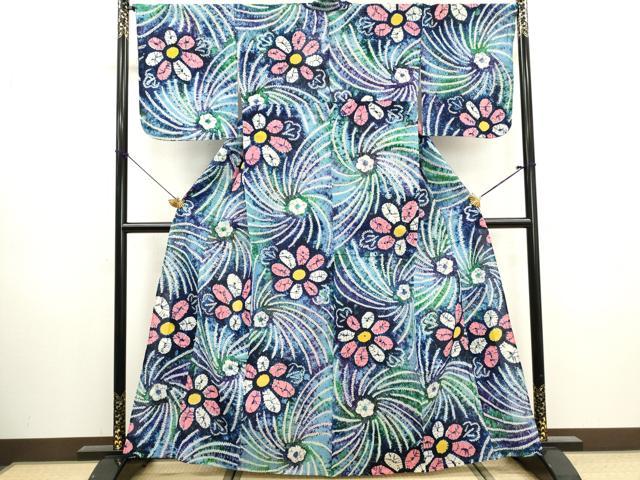 ■■■　サイズ　■■■ 身丈 162cm（肩から） 裄丈 66.5cm 袖丈 49cm　縫込み 1cm 袖幅 34cm 前幅 23cm 後幅 31cm 着物縫いこみ 内揚げ 0cm 裄 お袖側 約3cm　身頃側 約3cm ■■■　商品詳細　■■■ 【綿】 状態は接写画像のように後身頃・左袖後・肩当てに薄い汚れがございますが その他特に目立ったシミ汚れなどもなく大変良い状態です。 人気の高い“有松鳴海絞り”の浴衣でございます。 “鳴海絞り”ならではの表情を生み出す立体感と 淡いぼかしで息を吹き込まれ、 今にも動き出しそうな迫力を放っております。 夏祭りや花火大会、これから増えるイベントに連れ立って、 より夏をお楽しみ下さいませ。 大変上質な逸品になります。 お安く出品致しますので、是非この機会にいかがでしょうか？ ■■■　注意事項　■■■ ■モニター発色の具合により色合いが異なる場合がございます。 ■寸法は多少の誤差が生じる場合がございますのでご了承ください。 ■縫込みの長さが左右非対称の場合は短い部分を記載しております。 左右非対称であってもご返品・お値引き等の保証は出来かねますので、ご了承の上ご購入をお願い致します。 ■シミ等のチェックには注意を払っておりますが、見落としがある場合もございますし、個人の見解も様々ですので神経質な方のご購入はお控えください。 ■箪笥に入っておりました着物や帯なので畳みシワや匂いがあるものもございます。 ■お休みは基本的に土日祝となりますが、その他臨時でお休みする場合がございますのでご了承ください。 ■商品の発送は平日のみの発送となります。 ■夜間と土曜、日曜日はお問い合わせの回答が遅れる場合がございます。 ■当店では、お直し、紋入れ、お手入れ等は承っておりません。 ■生地の状態（ヤケ、経年劣化等）によってはサイズ直しが出来ない場合がございます。 その点もどうかご了承のうえ、ご購入をお願いいたします。 ■弊社で取り扱う商品は一点ものにつき、時期や在庫状況に応じて金額が変更となる場合がございます。 ■検針は行っておりません。予めご了承いただきますようお願いいたします。 ■【洗える着物】と記載のある商品におきましては、商品お届け後に洗濯を行ってしまってからのご返品にはご対応しかねます。 念の為、専門店でのお手入れをお願いいたします。 ■写真に写っている物が全てになります。それ以外の付属品はございませんのでご了承ください。 ■状態に関する写真につきましては、掲載可能な写真枚数に限りがあるため、各箇所につき1枚参考画像を掲載しております。 ■着物のサイズ目安は下記を参考ください↓ ＜女性着物＞　お端折り次第で＋5cm　−1cmが着用可能サイズ 　例）身丈170cmの場合、身長160cm〜175cm ＜男性着物＞　身丈＋約25cm〜27cm程が適応身長 　例）身丈155cmの場合、身長180〜182cm