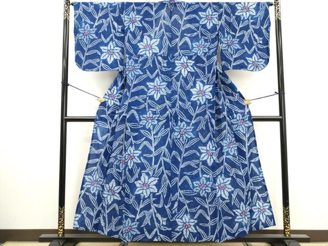 ■■■　サイズ　■■■ 身丈 154cm（肩から） 裄丈 65cm 袖丈 48cm　縫込み 3cm 袖幅 33cm 前幅 26cm 後幅 31cm 着物縫いこみ 内揚げ 0cm 裄 お袖側 約2cm　身頃側 約2cm ■■■　商品詳細　■■■ 【綿】 状態は特に目立ったシミ汚れなどもなく大変良い状態です。 人気の高い“有松鳴海絞り”の浴衣でございます。 “鳴海絞り”ならではの表情を生み出す立体感と 淡いぼかしで息を吹き込まれ、 今にも動き出しそうな迫力を放っております。 夏祭りや花火大会、これから増えるイベントに連れ立って、 より夏をお楽しみ下さいませ。 大変上質な逸品になります。 お安く出品致しますので、是非この機会にいかがでしょうか？ ■■■　注意事項　■■■ ■モニター発色の具合により色合いが異なる場合がございます。 ■寸法は多少の誤差が生じる場合がございますのでご了承ください。 ■縫込みの長さが左右非対称の場合は短い部分を記載しております。 左右非対称であってもご返品・お値引き等の保証は出来かねますので、ご了承の上ご購入をお願い致します。 ■シミ等のチェックには注意を払っておりますが、見落としがある場合もございますし、個人の見解も様々ですので神経質な方のご購入はお控えください。 ■箪笥に入っておりました着物や帯なので畳みシワや匂いがあるものもございます。 ■お休みは基本的に土日祝となりますが、その他臨時でお休みする場合がございますのでご了承ください。 ■商品の発送は平日のみの発送となります。 ■夜間と土曜、日曜日はお問い合わせの回答が遅れる場合がございます。 ■当店では、お直し、紋入れ、お手入れ等は承っておりません。 ■生地の状態（ヤケ、経年劣化等）によってはサイズ直しが出来ない場合がございます。 その点もどうかご了承のうえ、ご購入をお願いいたします。 ■弊社で取り扱う商品は一点ものにつき、時期や在庫状況に応じて金額が変更となる場合がございます。 ■検針は行っておりません。予めご了承いただきますようお願いいたします。 ■【洗える着物】と記載のある商品におきましては、商品お届け後に洗濯を行ってしまってからのご返品にはご対応しかねます。 念の為、専門店でのお手入れをお願いいたします。 ■写真に写っている物が全てになります。それ以外の付属品はございませんのでご了承ください。 ■状態に関する写真につきましては、掲載可能な写真枚数に限りがあるため、各箇所につき1枚参考画像を掲載しております。 ■着物のサイズ目安は下記を参考ください↓ ＜女性着物＞　お端折り次第で＋5cm　−1cmが着用可能サイズ 　例）身丈170cmの場合、身長160cm〜175cm ＜男性着物＞　身丈＋約25cm〜27cm程が適応身長 　例）身丈155cmの場合、身長180〜182cm