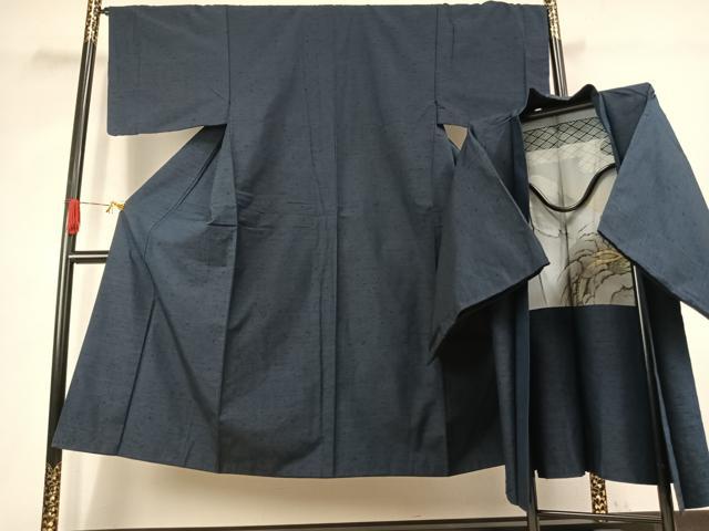 ■■■　サイズ　■■■ 【着物】 身丈 142cm（肩から） 裄丈 67cm 袖丈 44cm　縫込み 4.5cm 袖幅 34.5cm 前幅 26.5cm 後幅 31cm 着物縫いこみ 内揚げ 6cm 裄 お袖側 約1.5cm　身頃側 約1.5cm 【羽織】 身丈 90cm（肩から） 裄丈 69cm 袖丈 45cm　縫込み 4.5cm 袖幅 35.5cm 前幅 19cm 後幅 30.5cm 裄 お袖側 約1.5cm　身頃側 約3cm ■■■　商品詳細　■■■ 【正絹】 状態は特に目立ったシミ汚れなどもなく大変良い状態です。 大変上質な逸品になります。 お安く出品致しますので、是非この機会にいかがでしょうか？ ■■■　注意事項　■■■ ■モニター発色の具合により色合いが異なる場合がございます。 ■寸法は多少の誤差が生じる場合がございますのでご了承ください。 ■縫込みの長さが左右非対称の場合は短い部分を記載しております。 左右非対称であってもご返品・お値引き等の保証は出来かねますので、ご了承の上ご購入をお願い致します。 ■シミ等のチェックには注意を払っておりますが、見落としがある場合もございますし、個人の見解も様々ですので神経質な方のご購入はお控えください。 ■箪笥に入っておりました着物や帯なので畳みシワや匂いがあるものもございます。 ■お休みは基本的に土日祝となりますが、その他臨時でお休みする場合がございますのでご了承ください。 ■商品の発送は平日のみの発送となります。 ■夜間と土曜、日曜日はお問い合わせの回答が遅れる場合がございます。 ■当店では、お直し、紋入れ、お手入れ等は承っておりません。 ■生地の状態（ヤケ、経年劣化等）によってはサイズ直しが出来ない場合がございます。 その点もどうかご了承のうえ、ご購入をお願いいたします。 ■弊社で取り扱う商品は一点ものにつき、時期や在庫状況に応じて金額が変更となる場合がございます。 ■検針は行っておりません。予めご了承いただきますようお願いいたします。 ■【洗える着物】と記載のある商品におきましては、商品お届け後に洗濯を行ってしまってからのご返品にはご対応しかねます。 念の為、専門店でのお手入れをお願いいたします。 ■写真に写っている物が全てになります。それ以外の付属品はございませんのでご了承ください。 ■状態に関する写真につきましては、掲載可能な写真枚数に限りがあるため、各箇所につき1枚参考画像を掲載しております。 ■着物のサイズ目安は下記を参考ください↓ ＜女性着物＞　お端折り次第で＋5cm　−1cmが着用可能サイズ 　例）身丈170cmの場合、身長160cm〜175cm ＜男性着物＞　身丈＋約25cm〜27cm程が適応身長 　例）身丈155cmの場合、身長180〜182cm